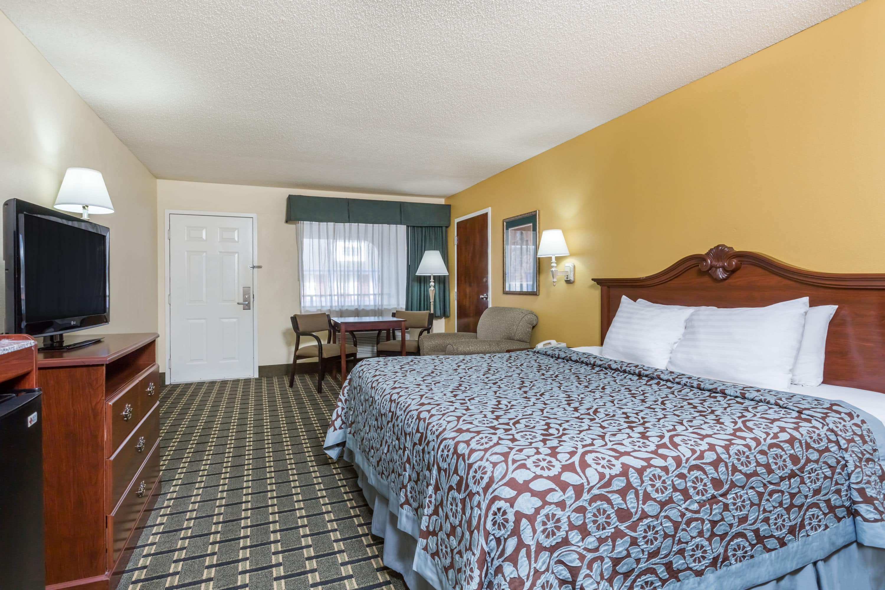 Days Inn Suites By Wyndham Warner Robins Near Robins Afb - 