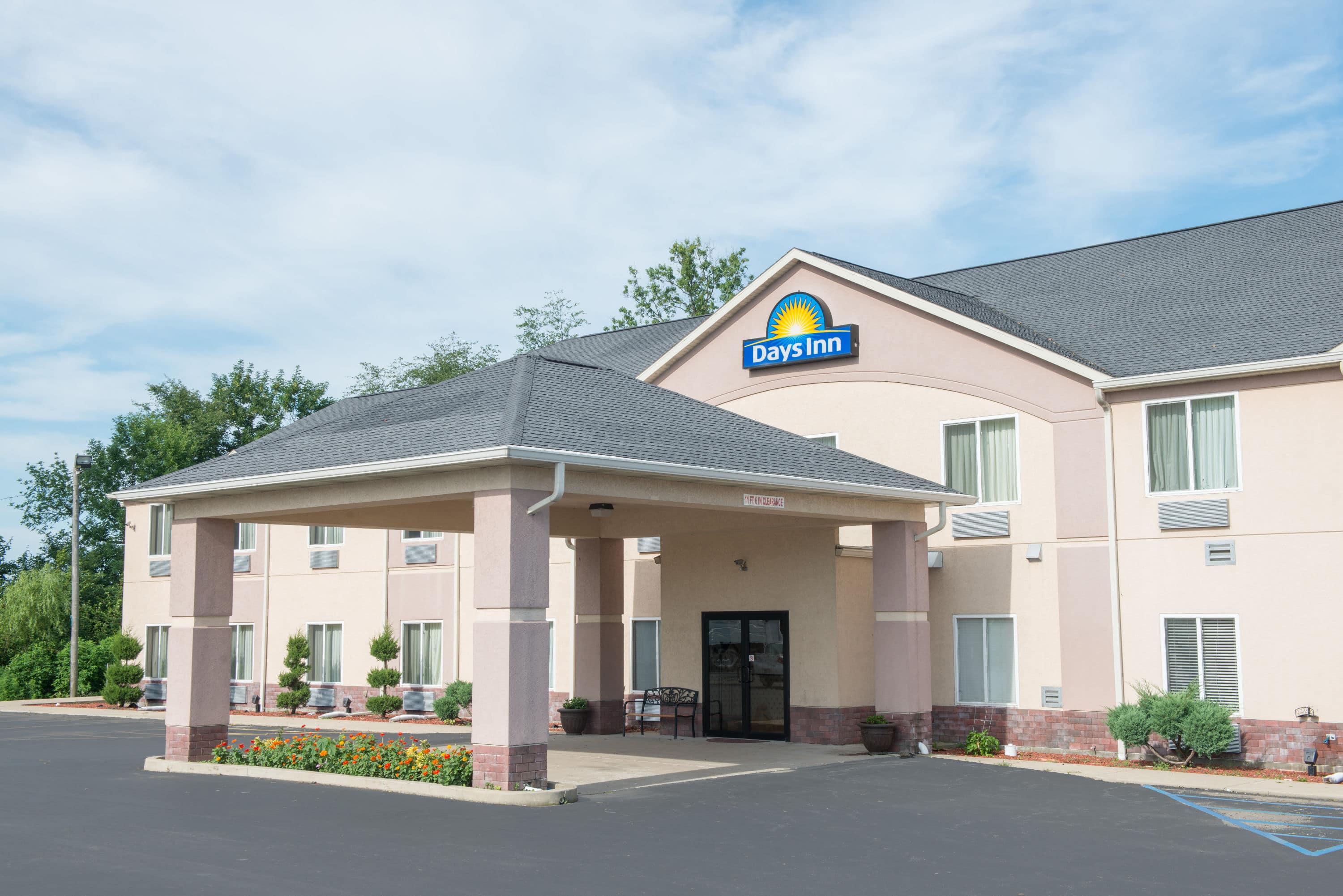 Days Inn by Wyndham Sullivan | Sullivan, IN Hotels