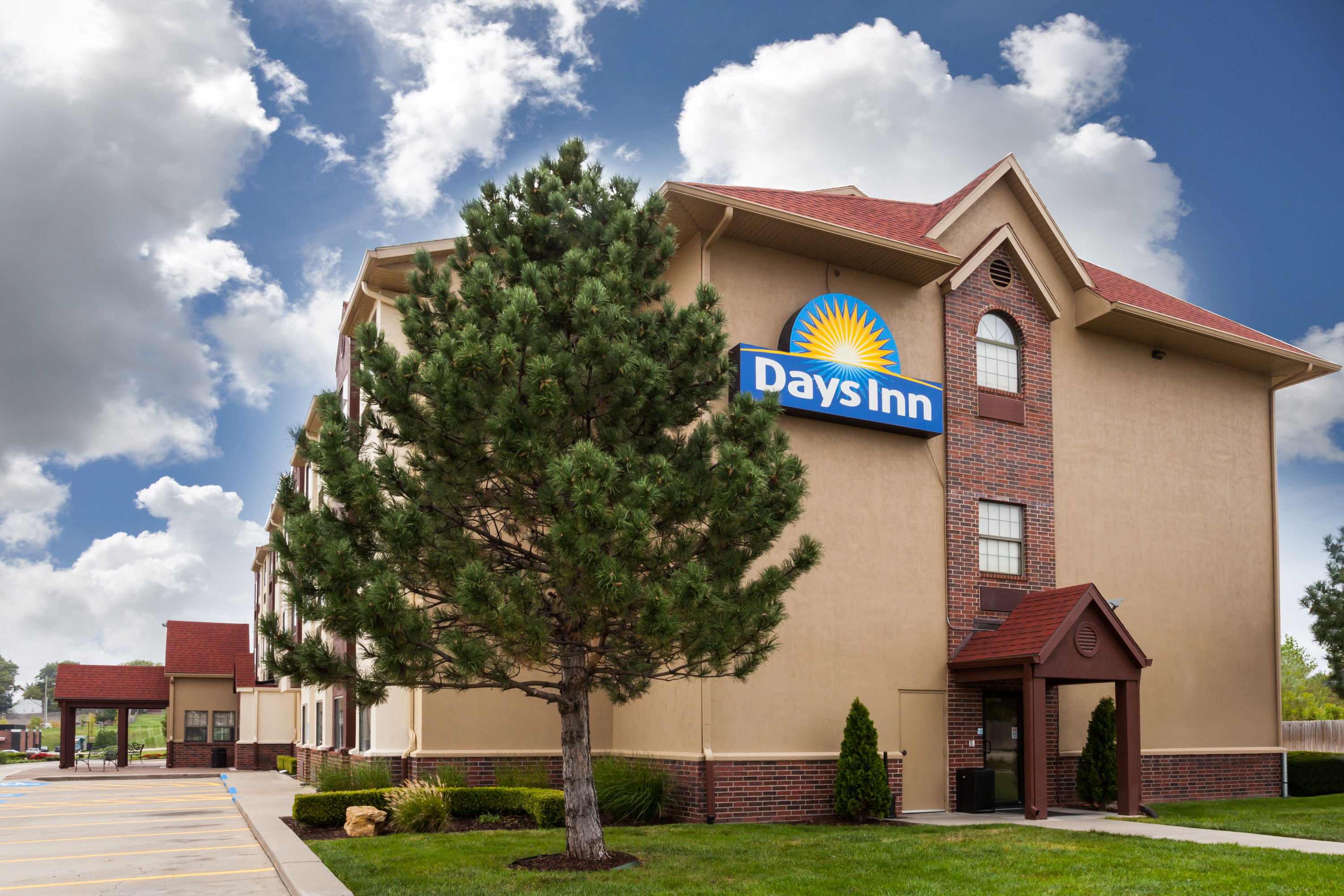 Days Inn By Wyndham Near Kansas Speedway Kansas City Ks Hotels