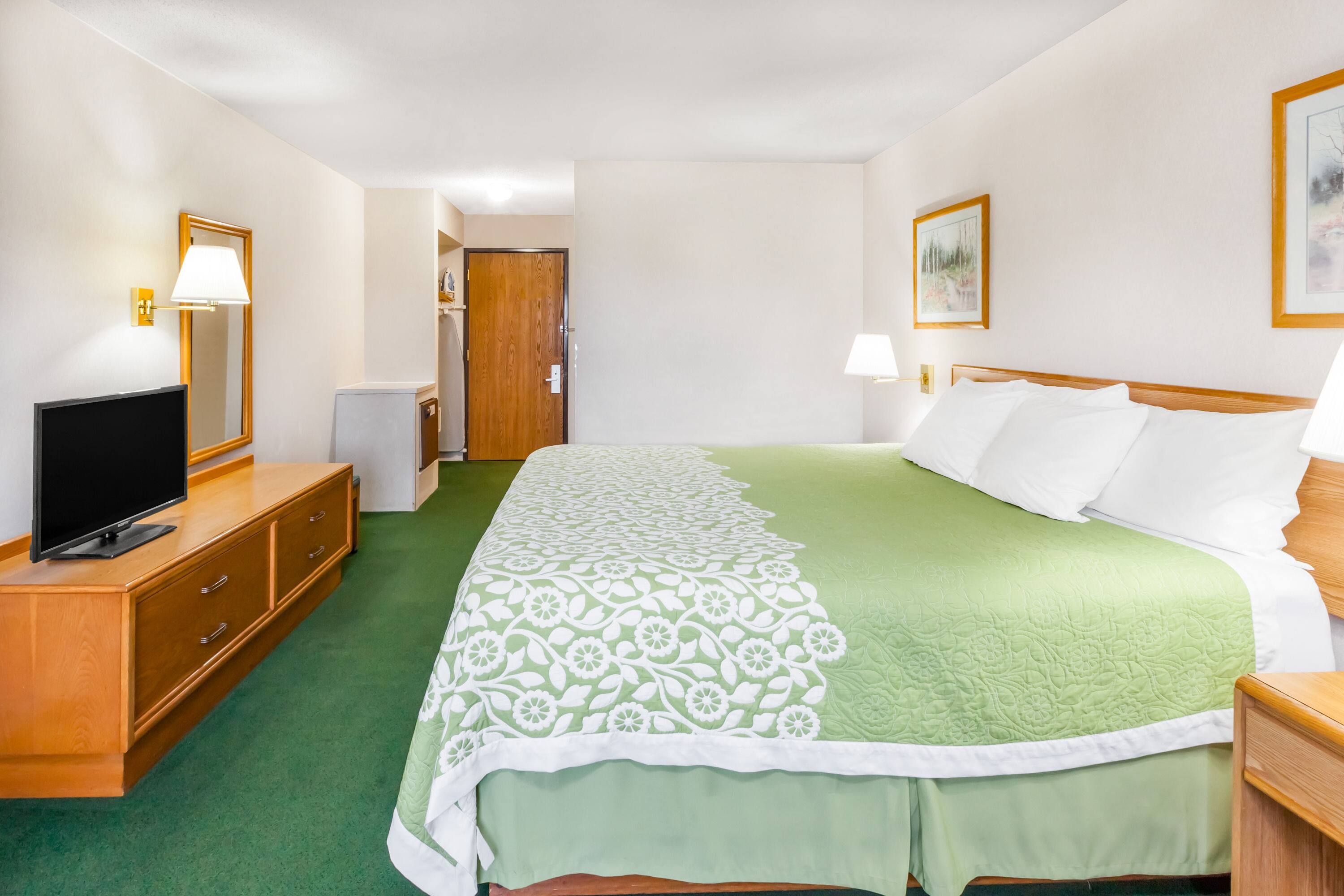 Days Inn By Wyndham Alpena | Alpena, MI Hotels