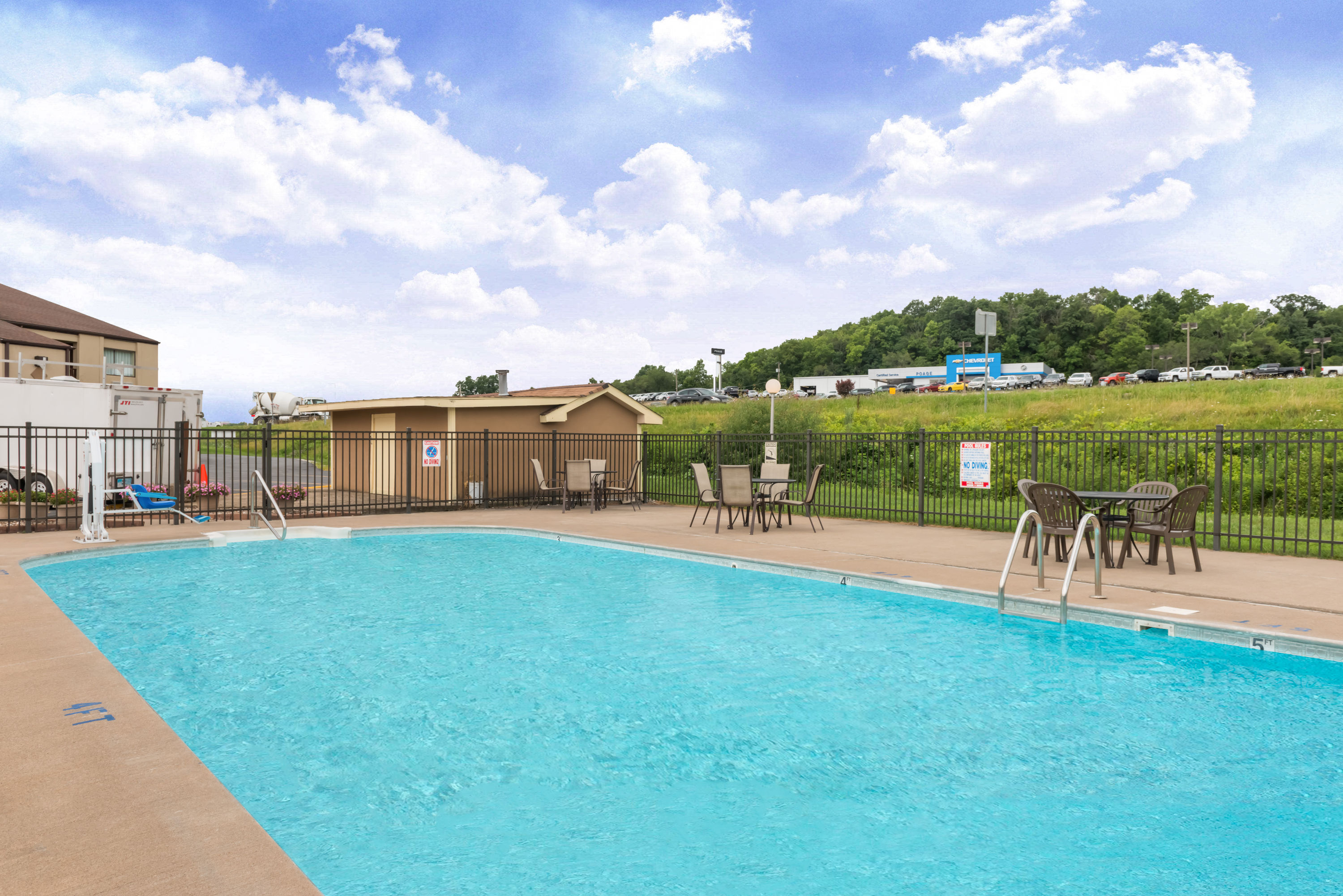 hotels in hannibal mo with outdoor pool