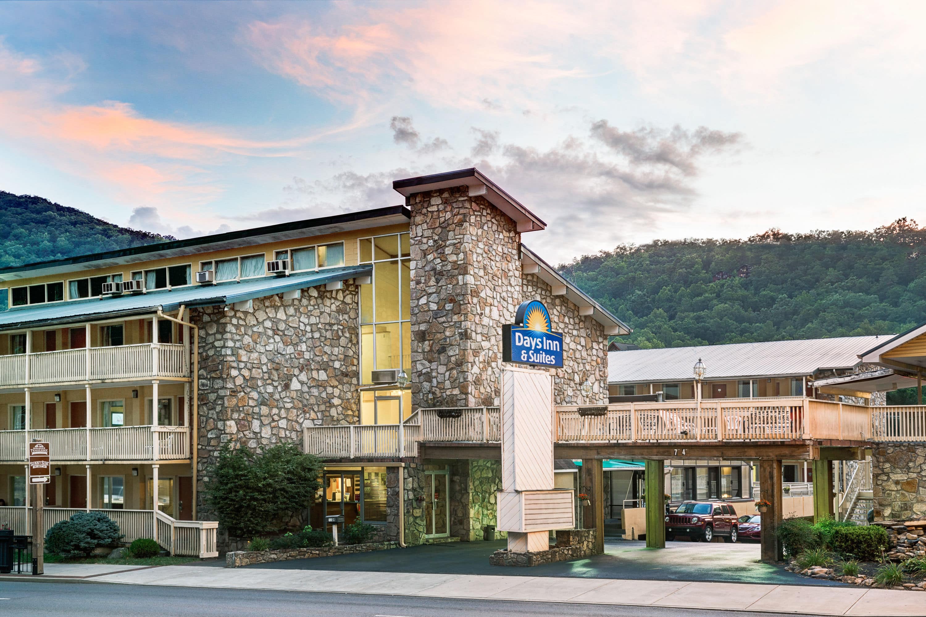 Days Inn Suites By Wyndham Downtown Gatlinburg Parkway Gatlinburg   05965 Exterior View 2 