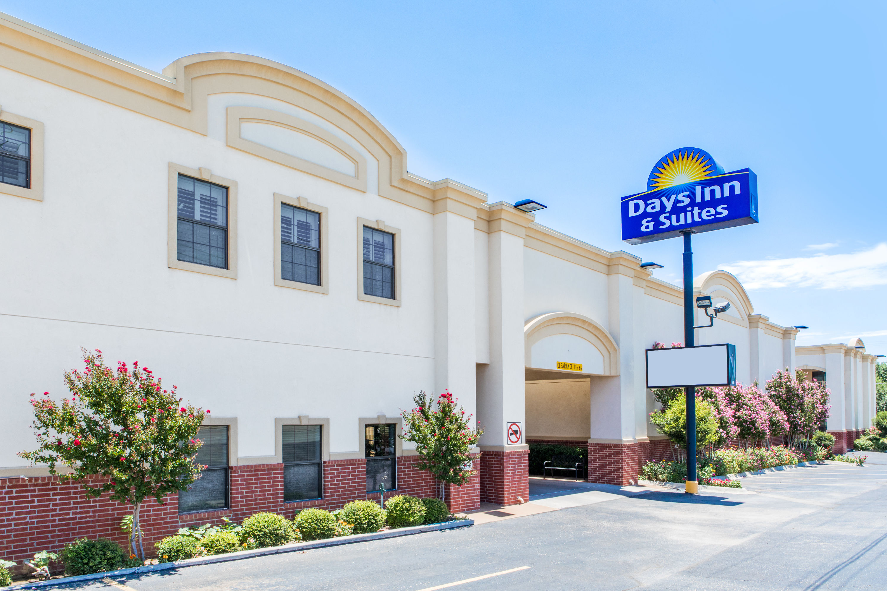 Days Inn & Suites by Wyndham Big Spring Big Spring, TX Hotels