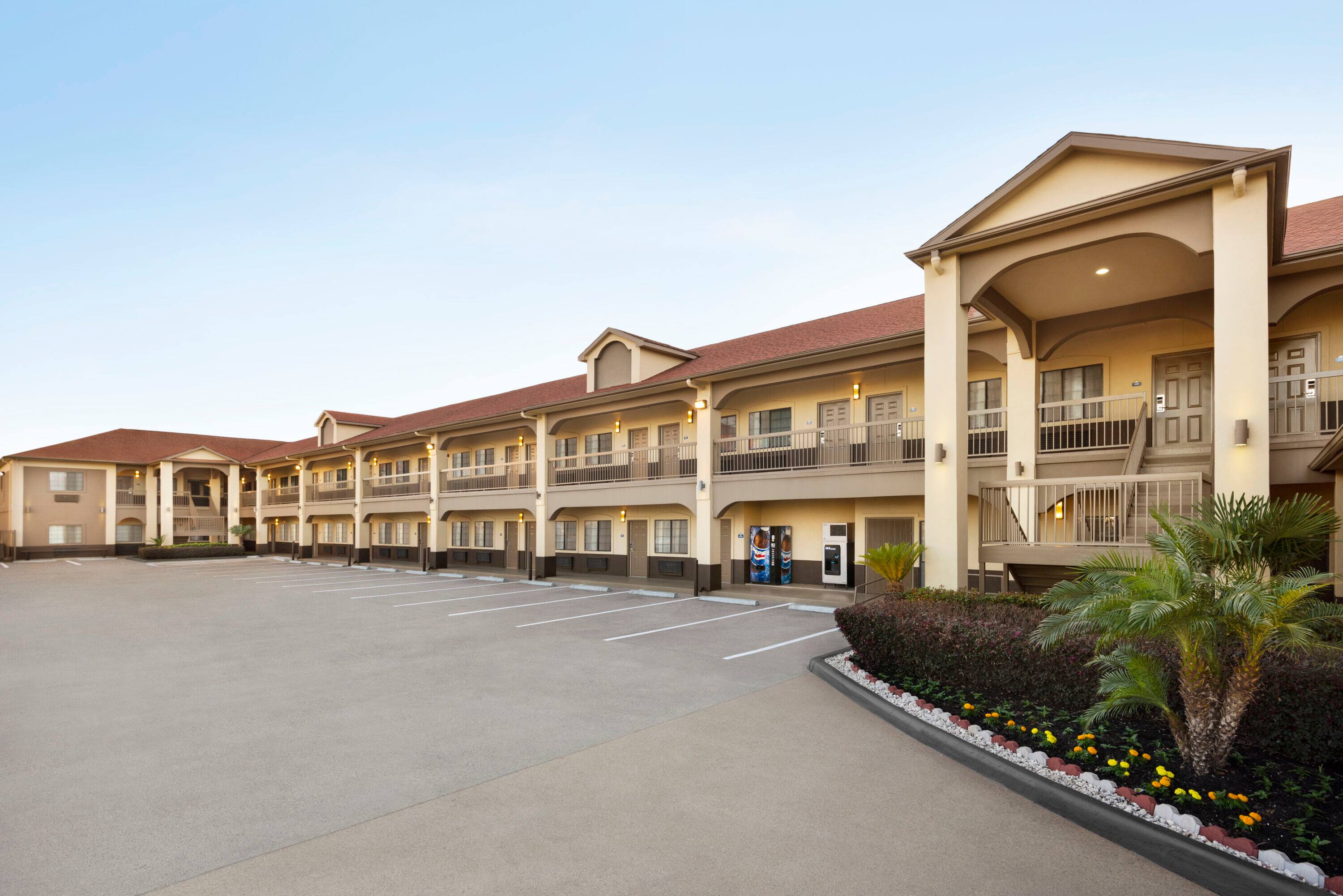 Days Inn & Suites By Wyndham Houston Hobby Airport | Houston, TX Hotels