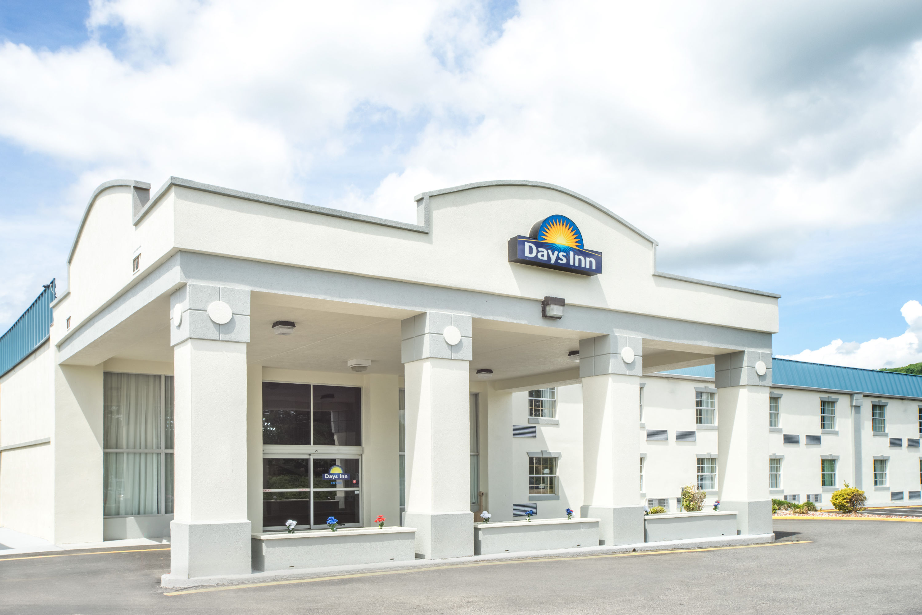 Days Inn By Wyndham Roanoke Near I 81 Roanoke Va Hotels