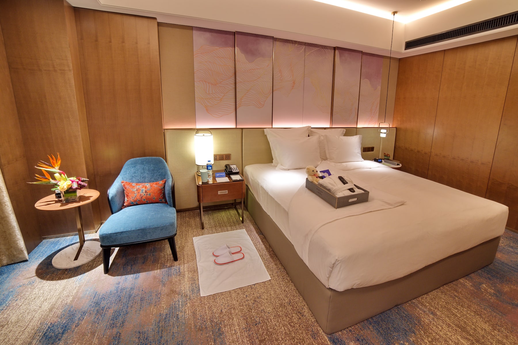 King bed guest room at the Wyndham Grand Plaza Royale Powerlong Fuyang in Fuyang, Other than US/Canada