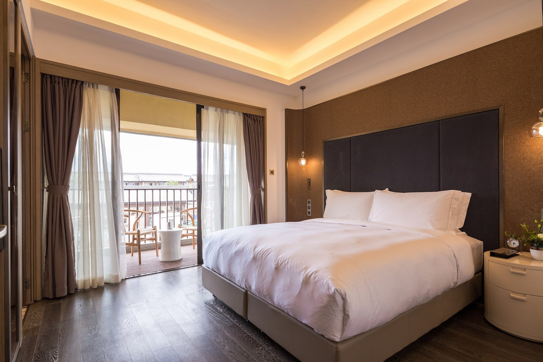 Guest room at the Wyndham Grand Royal Hotel Jinlin Lijiang in Lijiang, Other than US/Canada