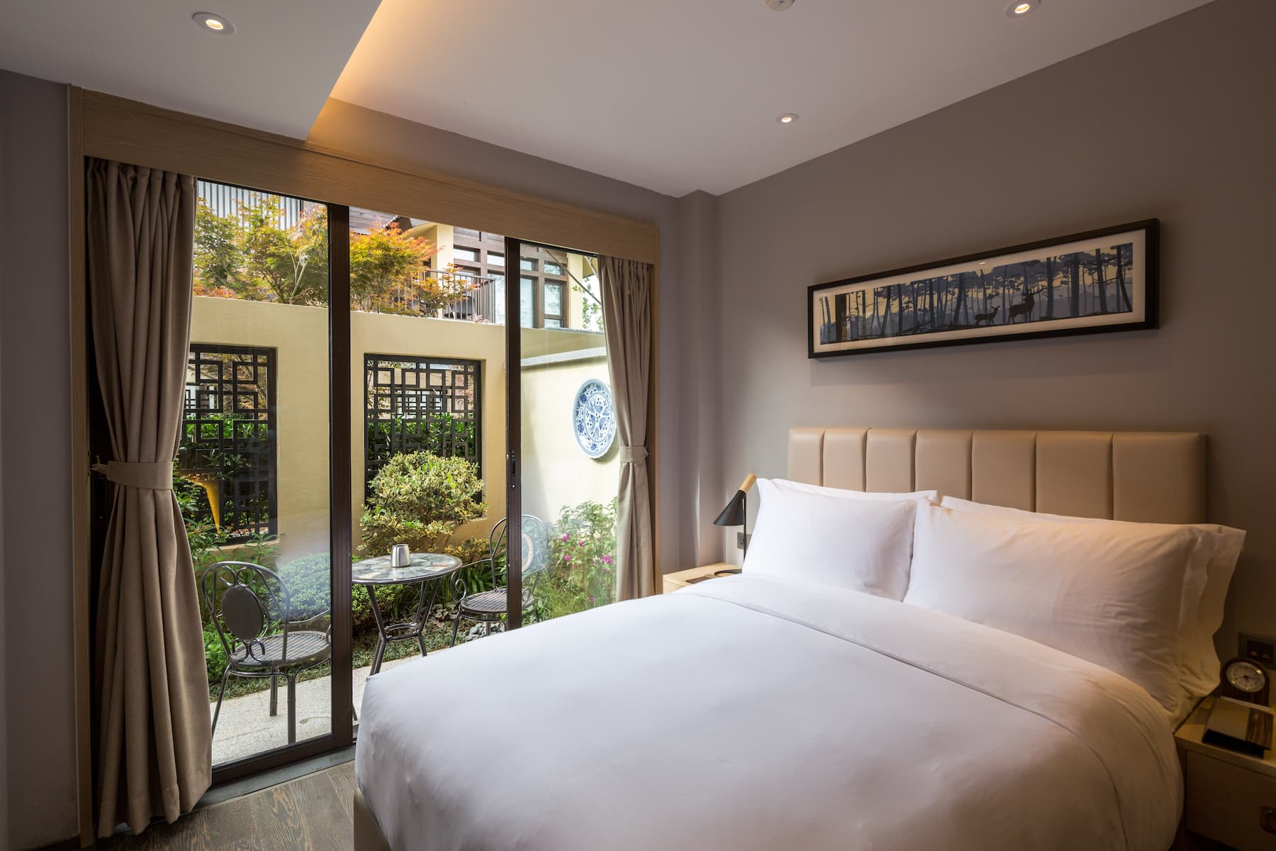 Guest room at the Wyndham Grand Royal Hotel Jinlin Lijiang in Lijiang, Other than US/Canada