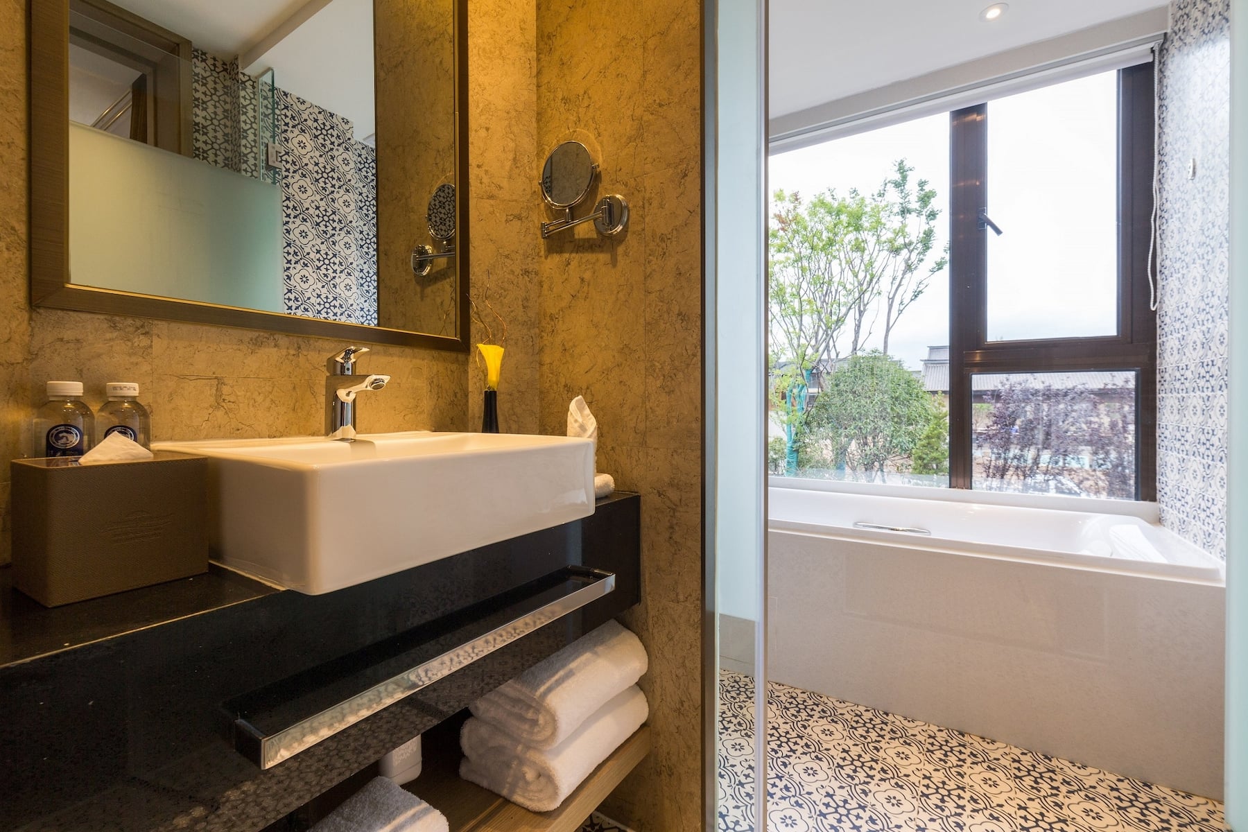 Wyndham Grand Royal Hotel Jinlin Lijiang suite in Lijiang, Other than US/Canada