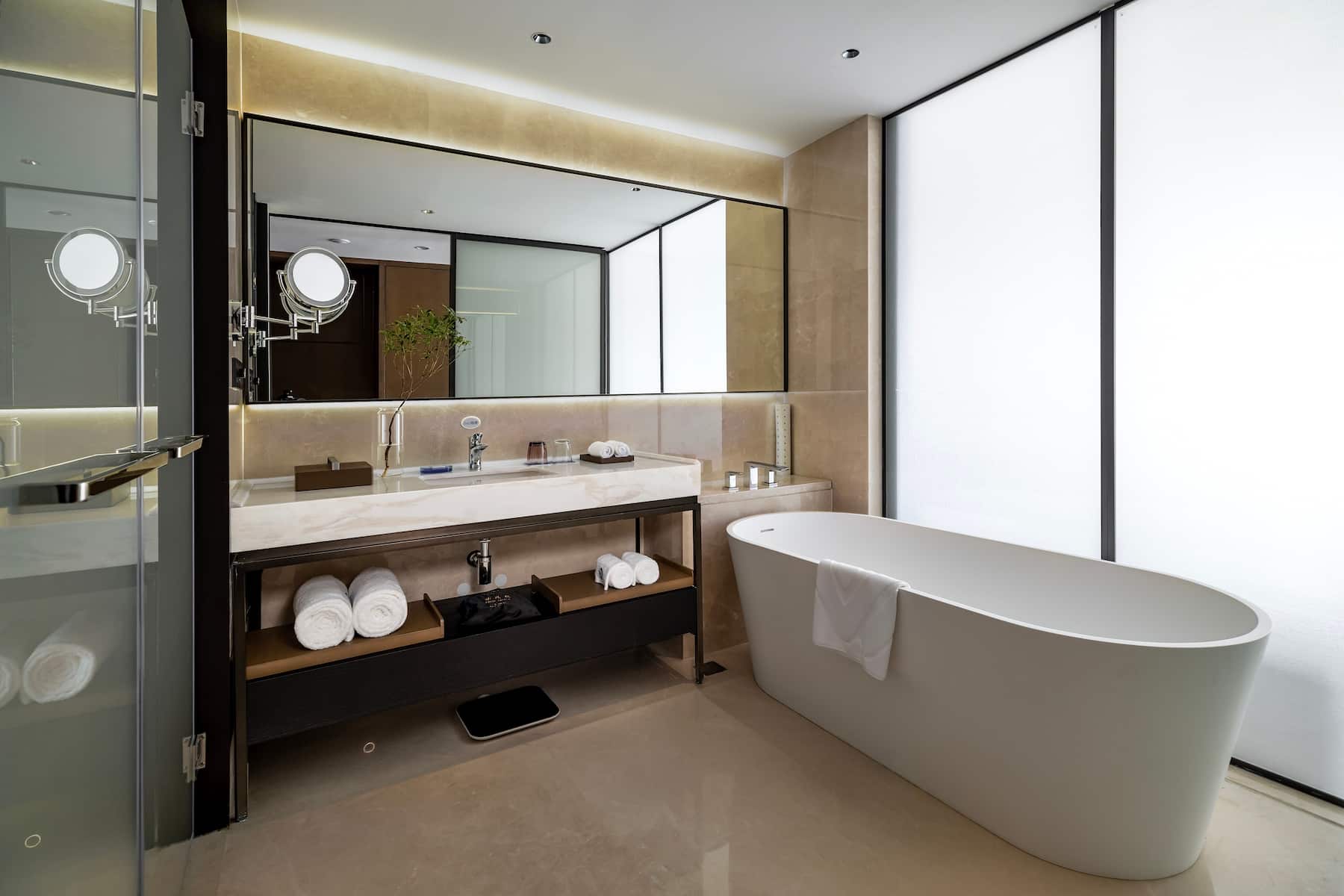 Guest room bath at the Wyndham Grand Plaza Royale Yujia Anhua in Yiyang, Other than US/Canada
