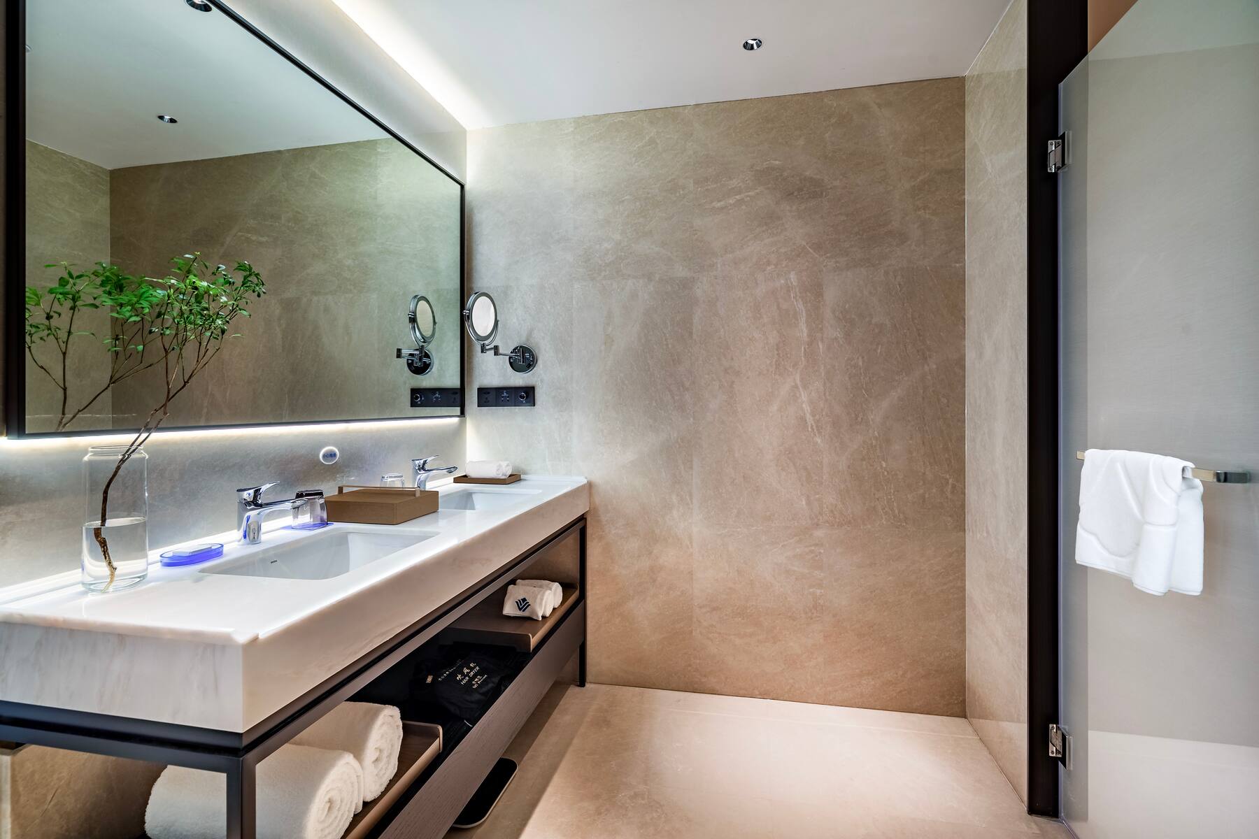 Guest room bath at the Wyndham Grand Plaza Royale Yujia Anhua in Yiyang, Other than US/Canada