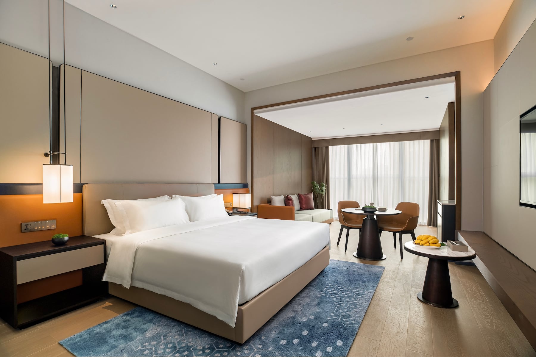 Guest room at the Wyndham Grand Plaza Royale Yujia Anhua in Yiyang, Other than US/Canada