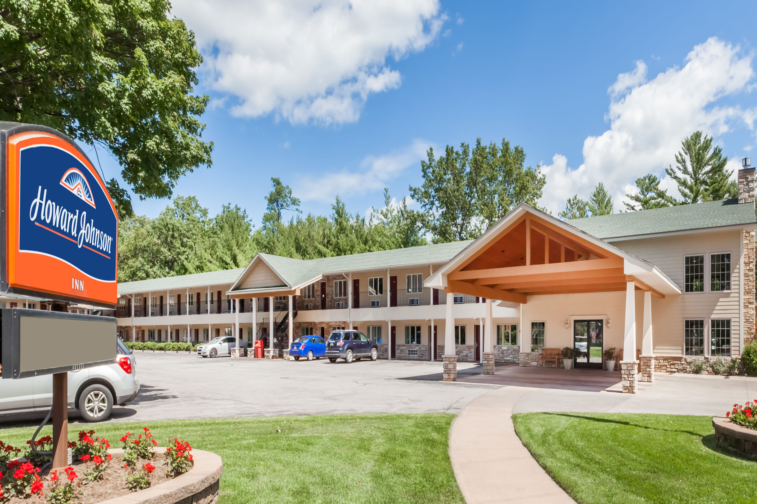 Howard Johnson By Wyndham Traverse City Traverse City Mi Hotels