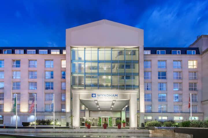 Exterior Dusk Image of Wyndham Nordelta Tigre Buenos Aires hotel in Tigre, Other than US/Canada