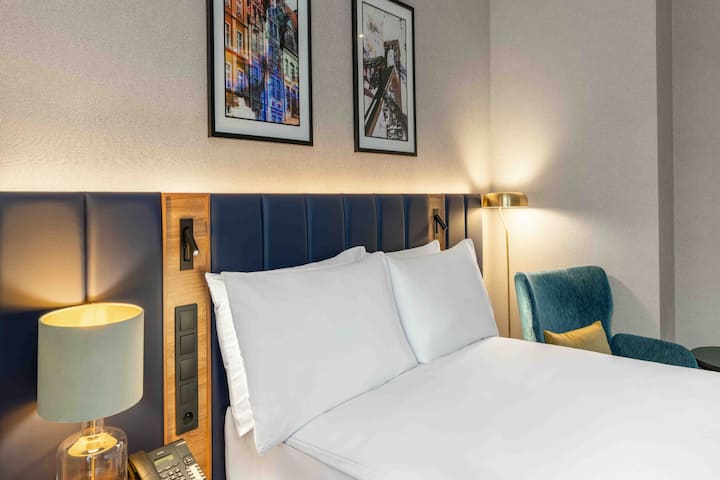 Guest room at the Wyndham Wroclaw Old Town in Wroclaw, Other than US/Canada