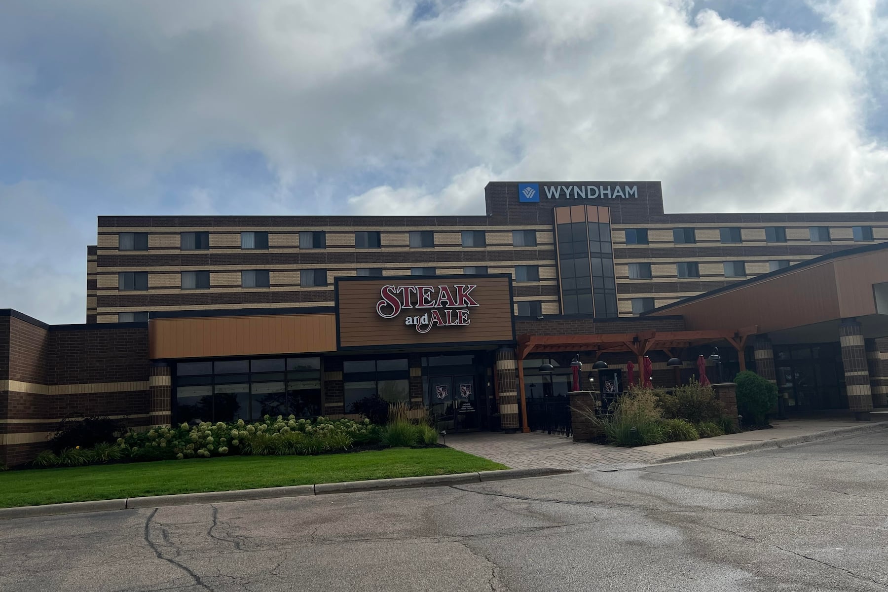 Exterior of Wyndham Minneapolis South/Burnsville hotel in Burnsville, Minnesota