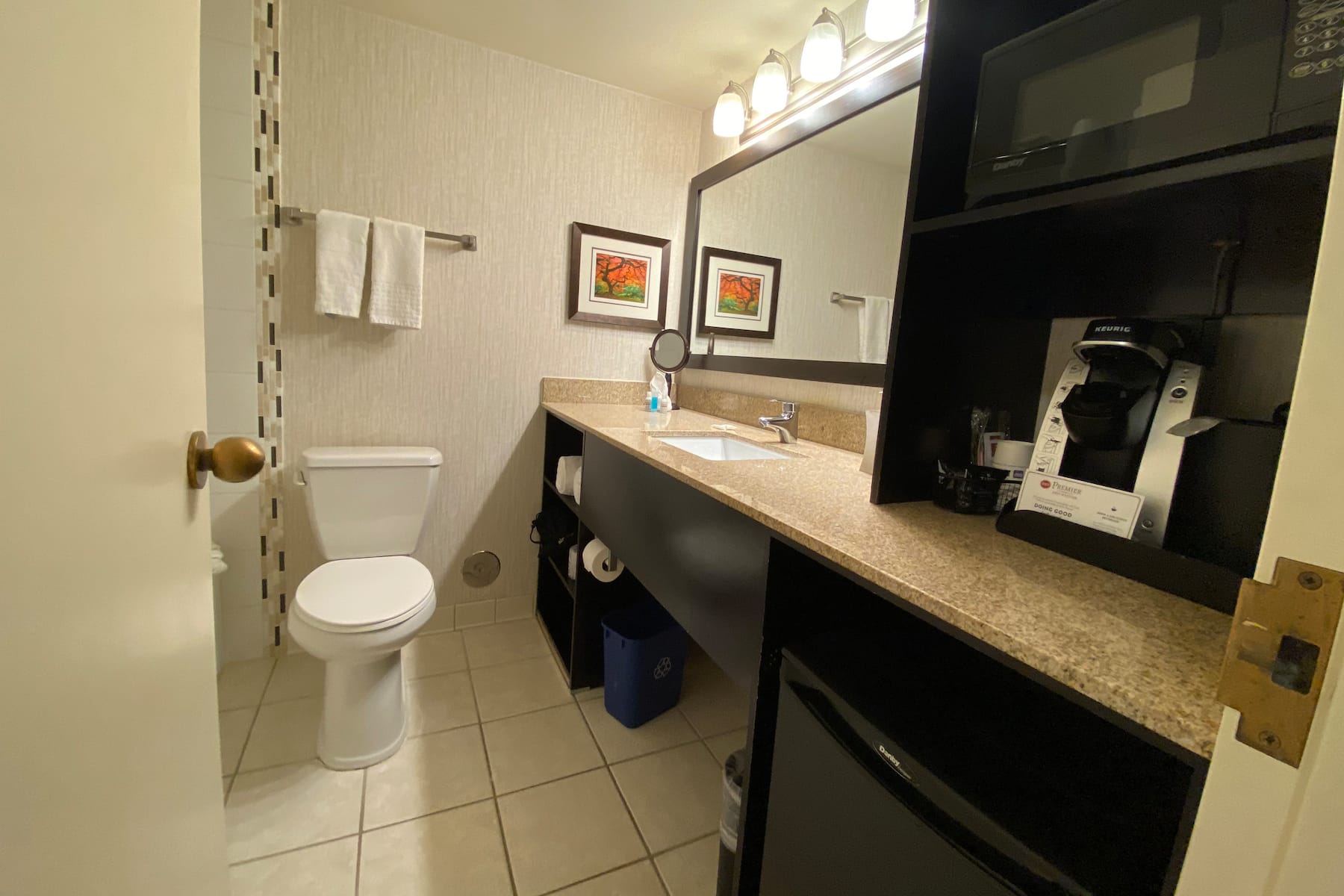 Guest room bath at the Wyndham Minneapolis South/Burnsville in Burnsville, Minnesota