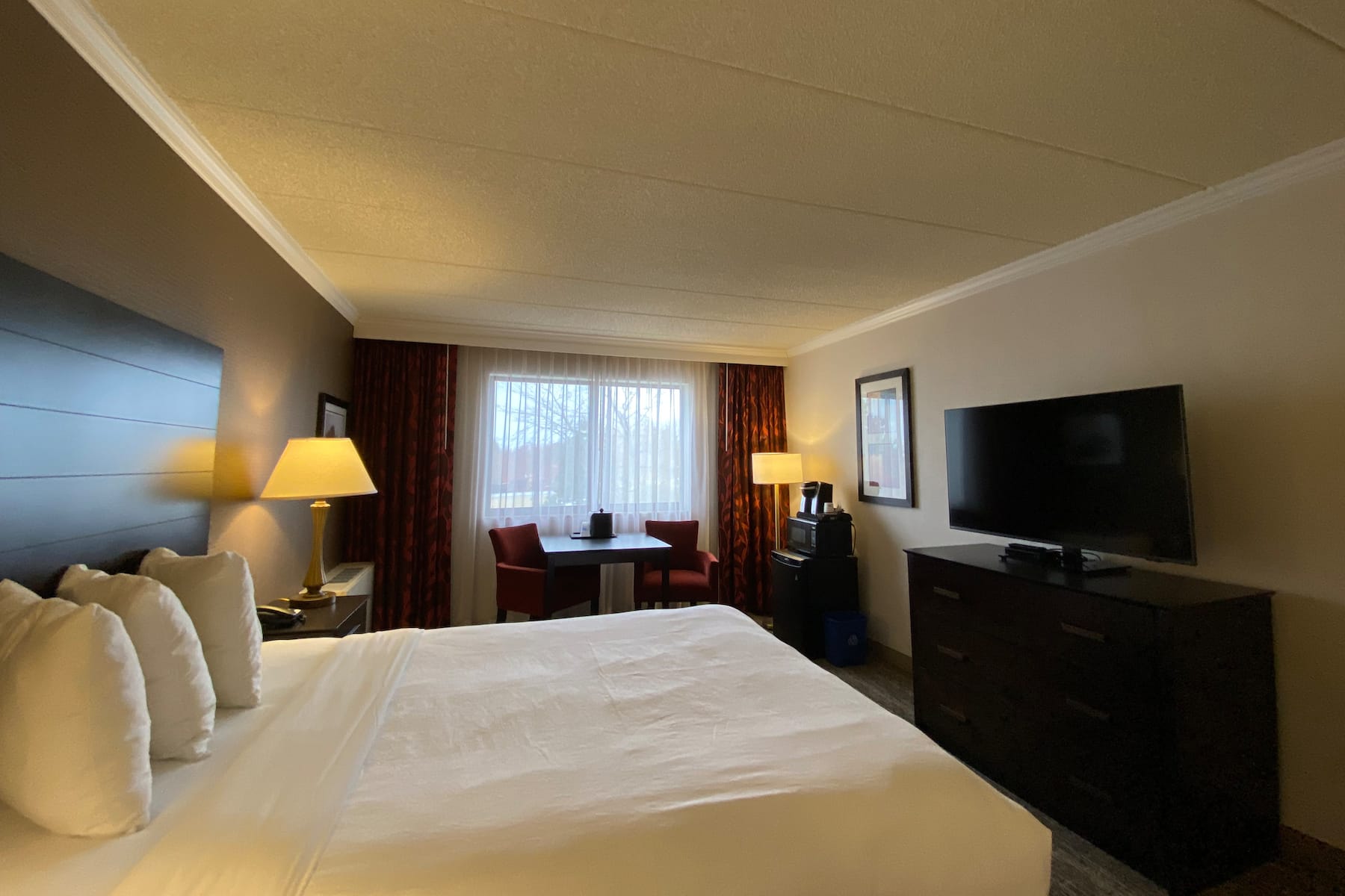 Guest room at the Wyndham Minneapolis South/Burnsville in Burnsville, Minnesota