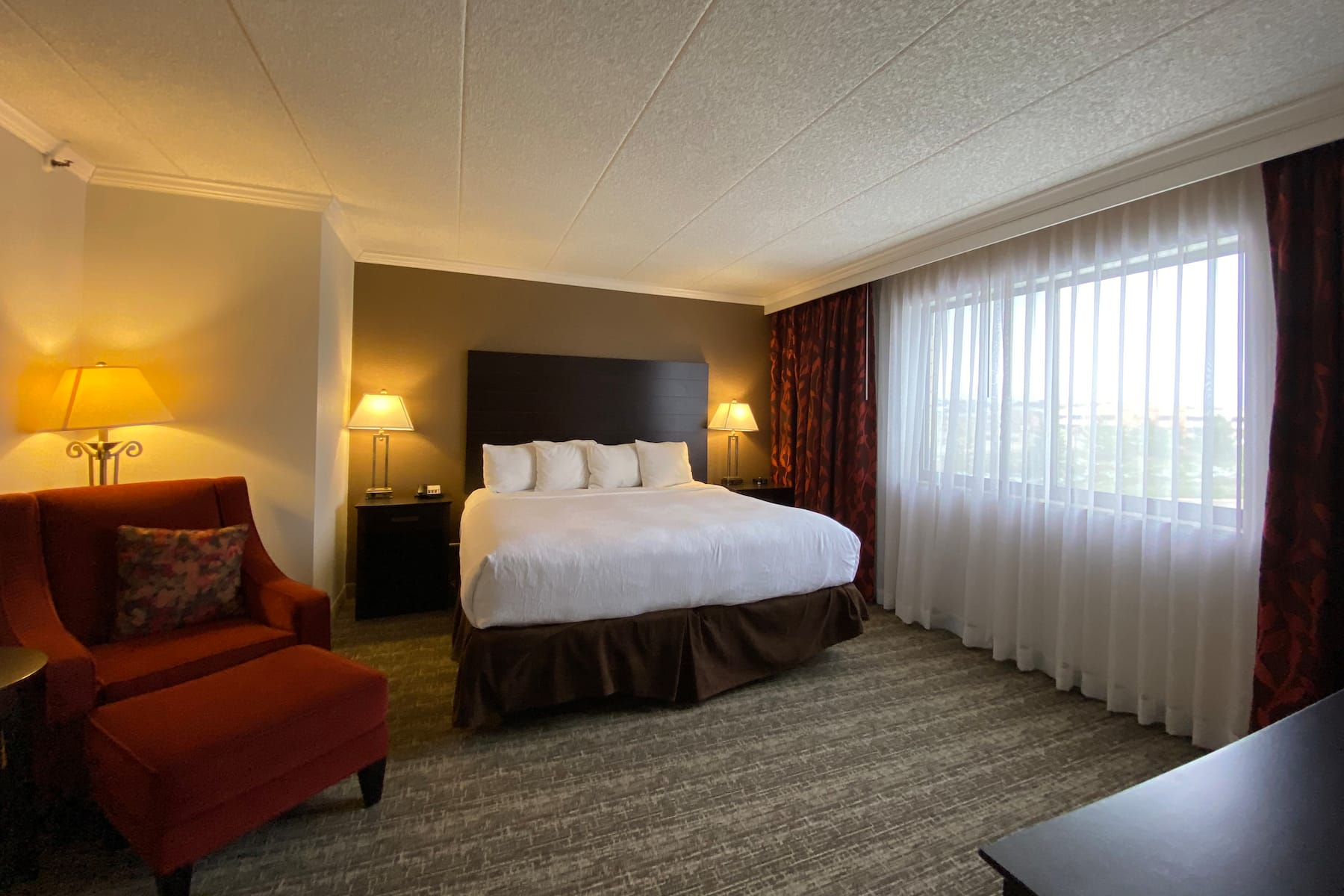 Guest room at the Wyndham Minneapolis South/Burnsville in Burnsville, Minnesota
