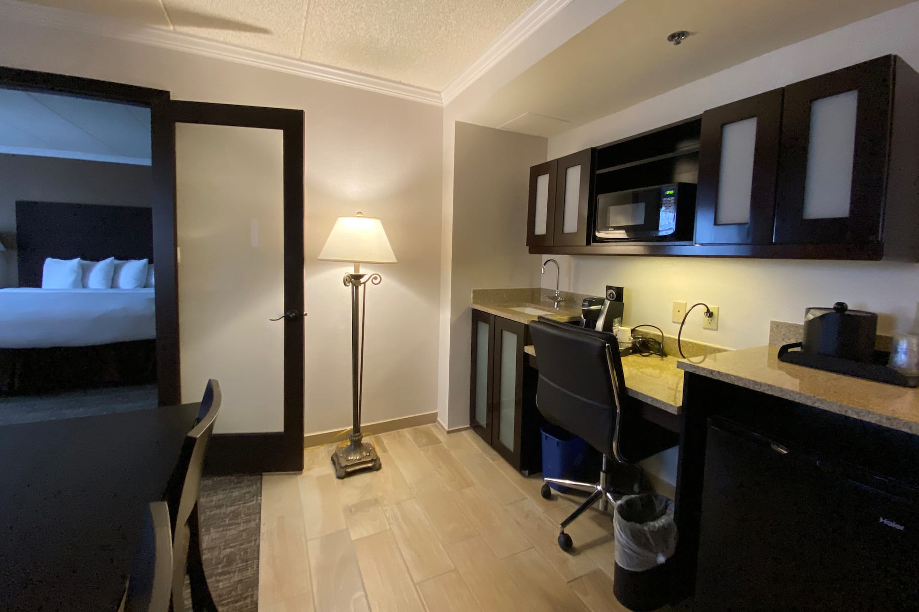 Guest room at the Wyndham Minneapolis South/Burnsville in Burnsville, Minnesota