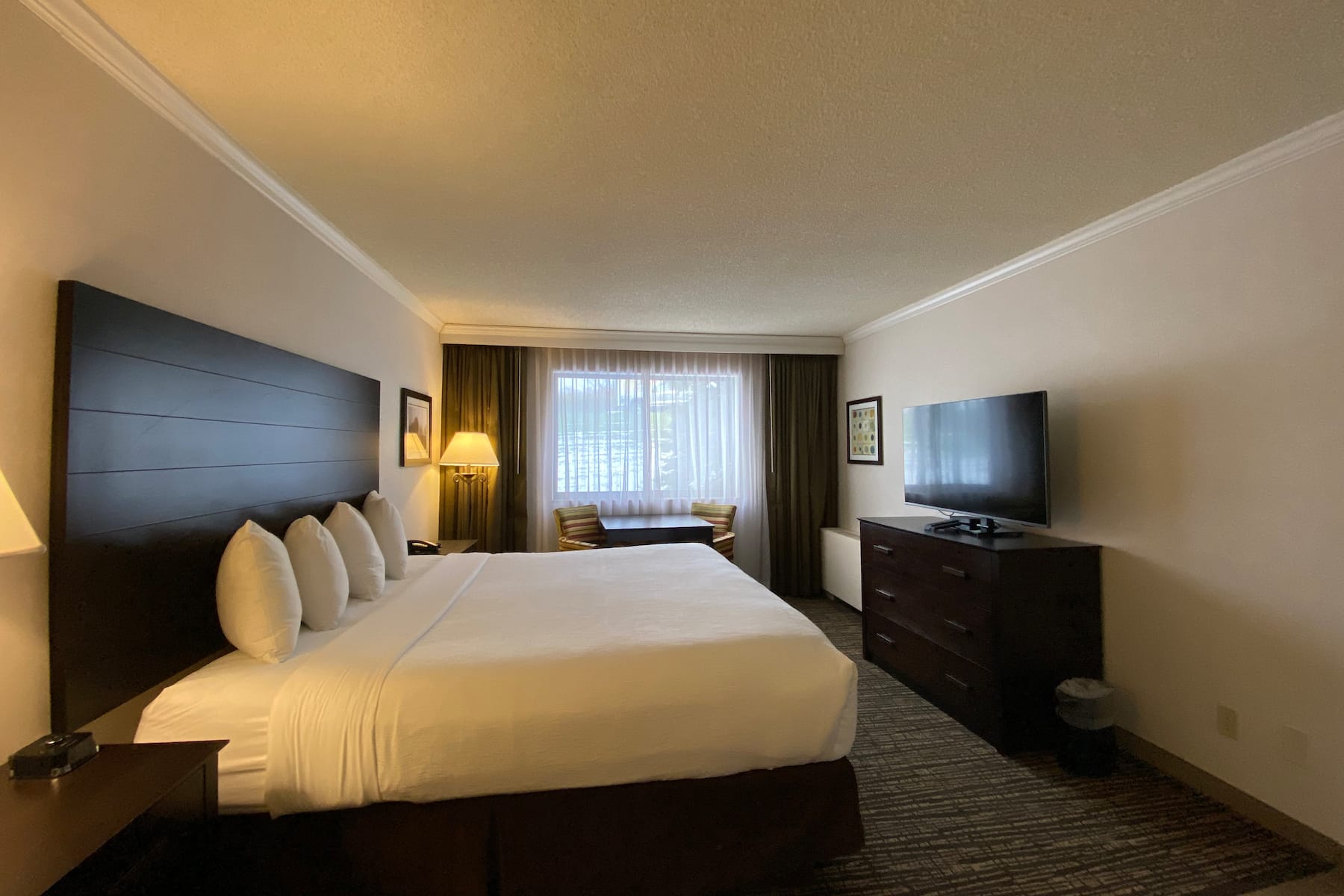 Guest room at the Wyndham Minneapolis South/Burnsville in Burnsville, Minnesota