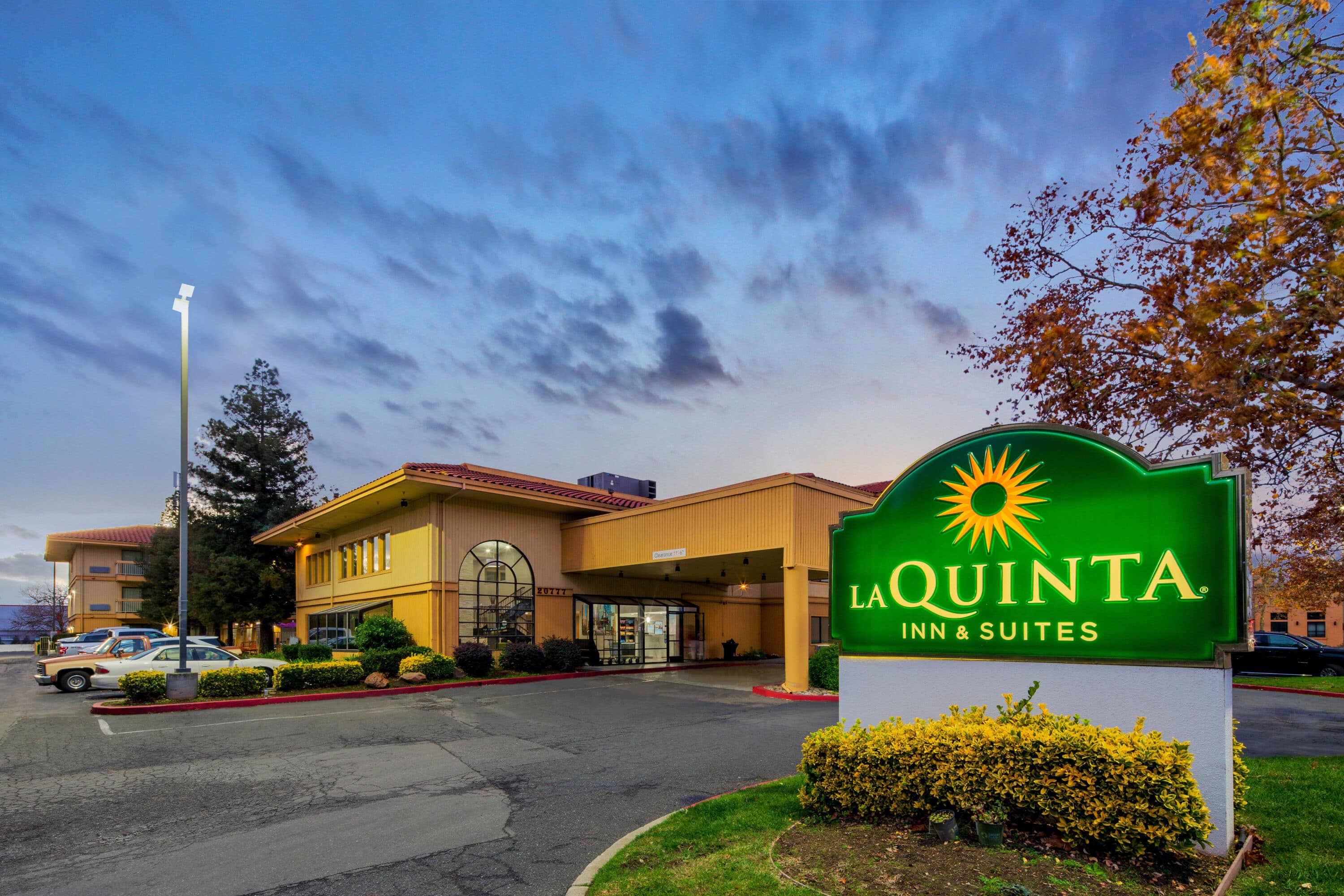 La Quinta Inn Suites By Wyndham Oakland Hayward Hayward CA Hotels   52803 Exterior Dusk 1 