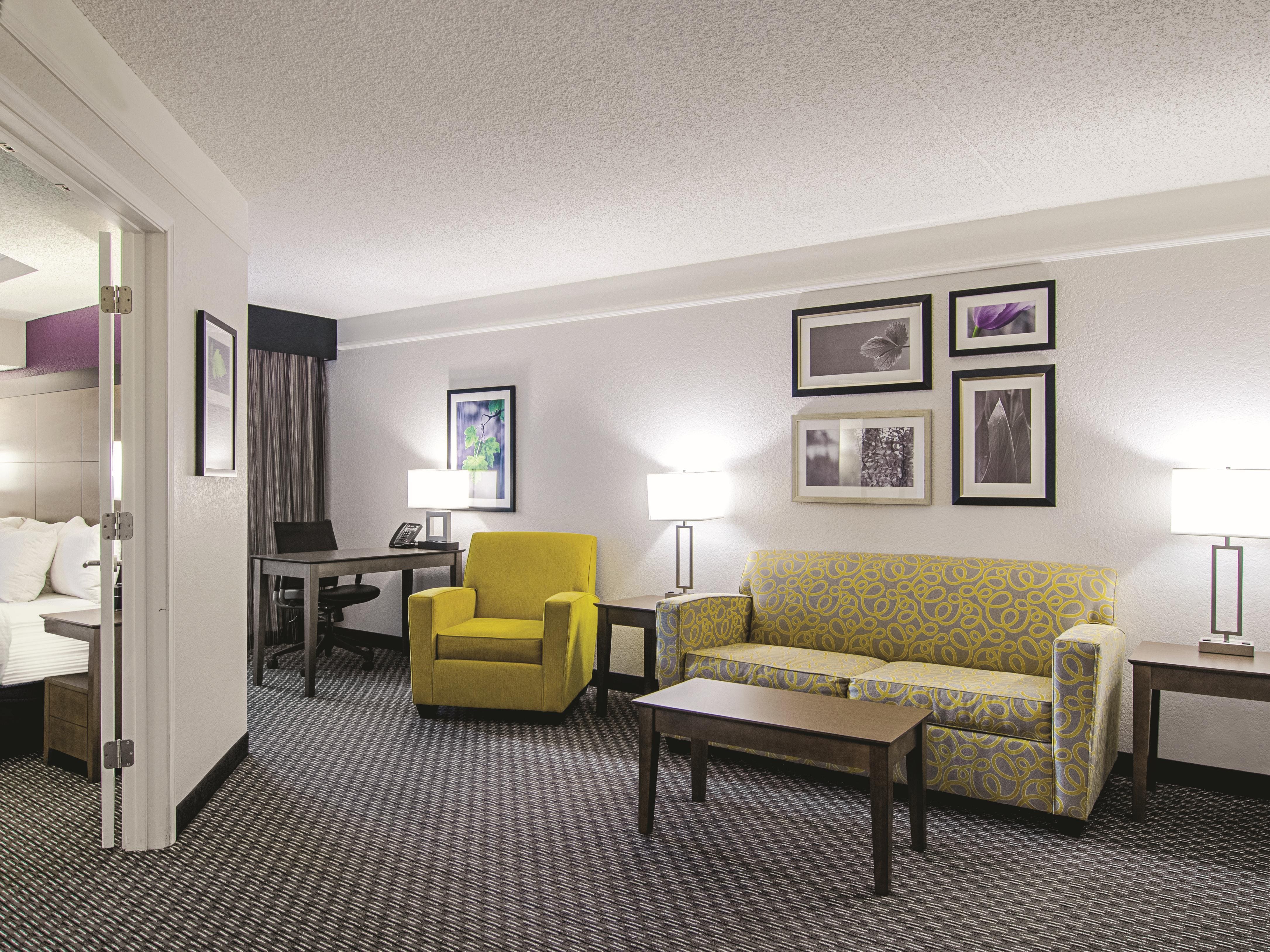 La Quinta Inn Suites By Wyndham Denver Airport DIA Denver CO Hotels   52672 Suite SNK4 4 