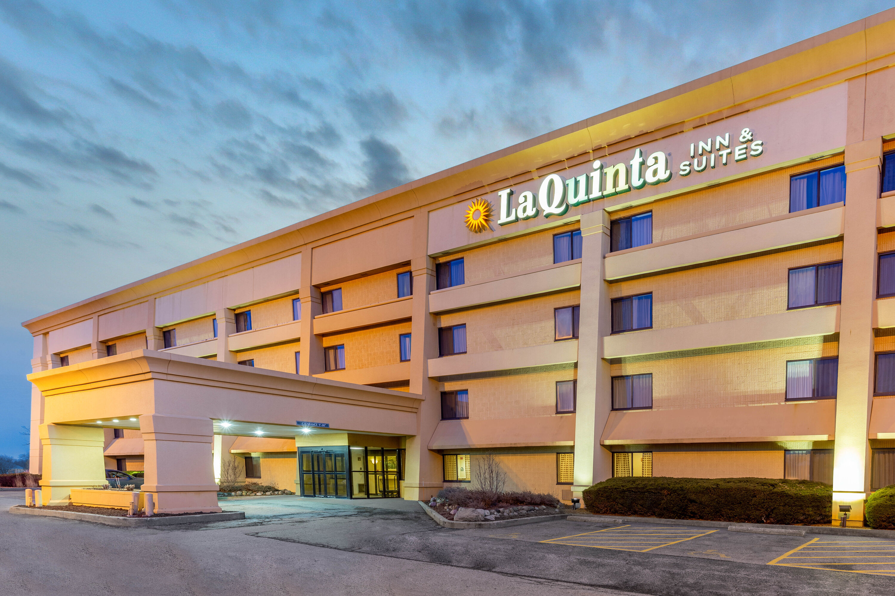 La Quinta Inn & Suites by Wyndham Chicago Gurnee Gurnee, IL Hotels