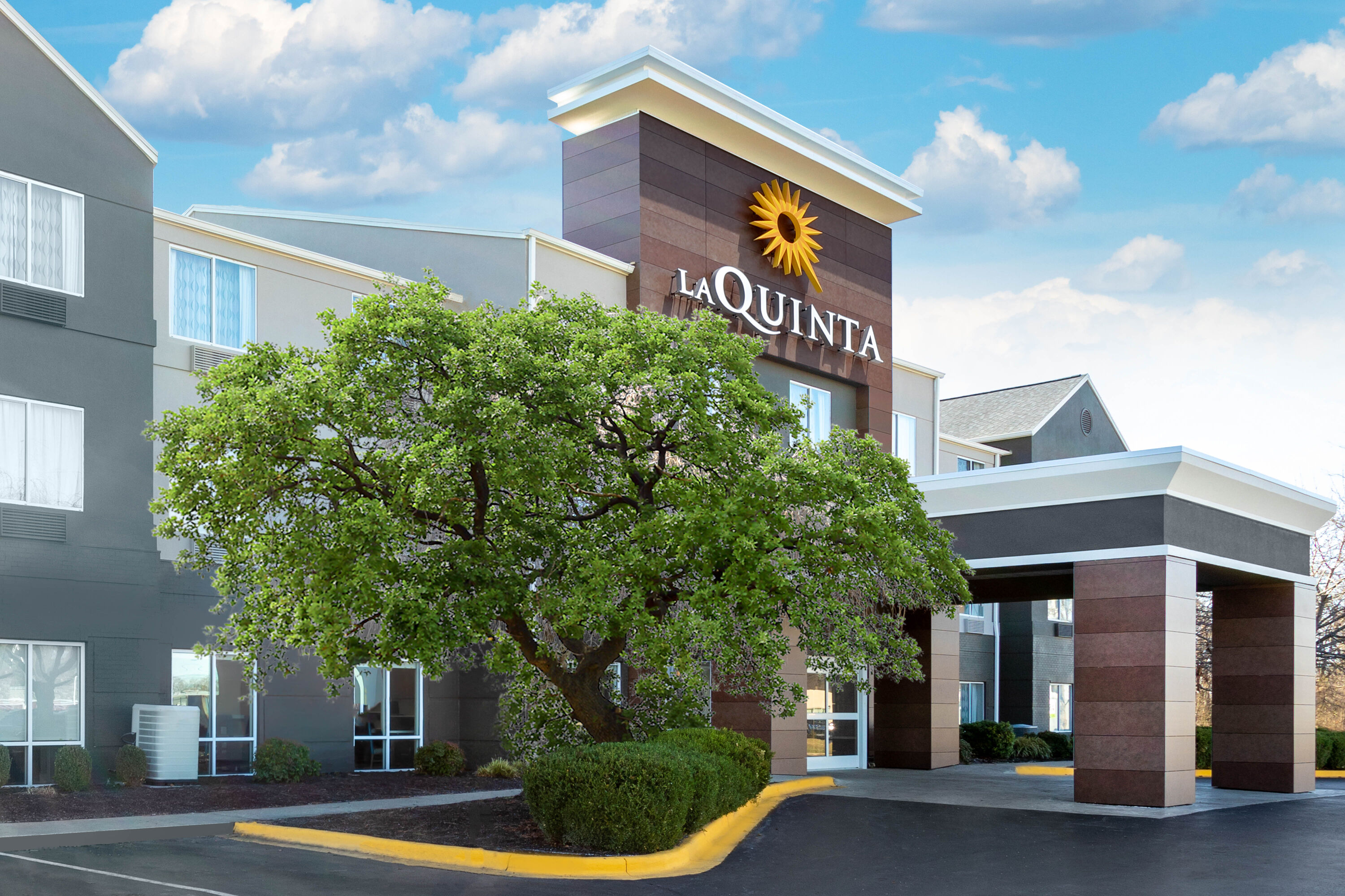 Exterior Day Image of La Quinta Inn & Suites by Wyndham Hopkinsville hotel in Hopkinsville, Kentucky