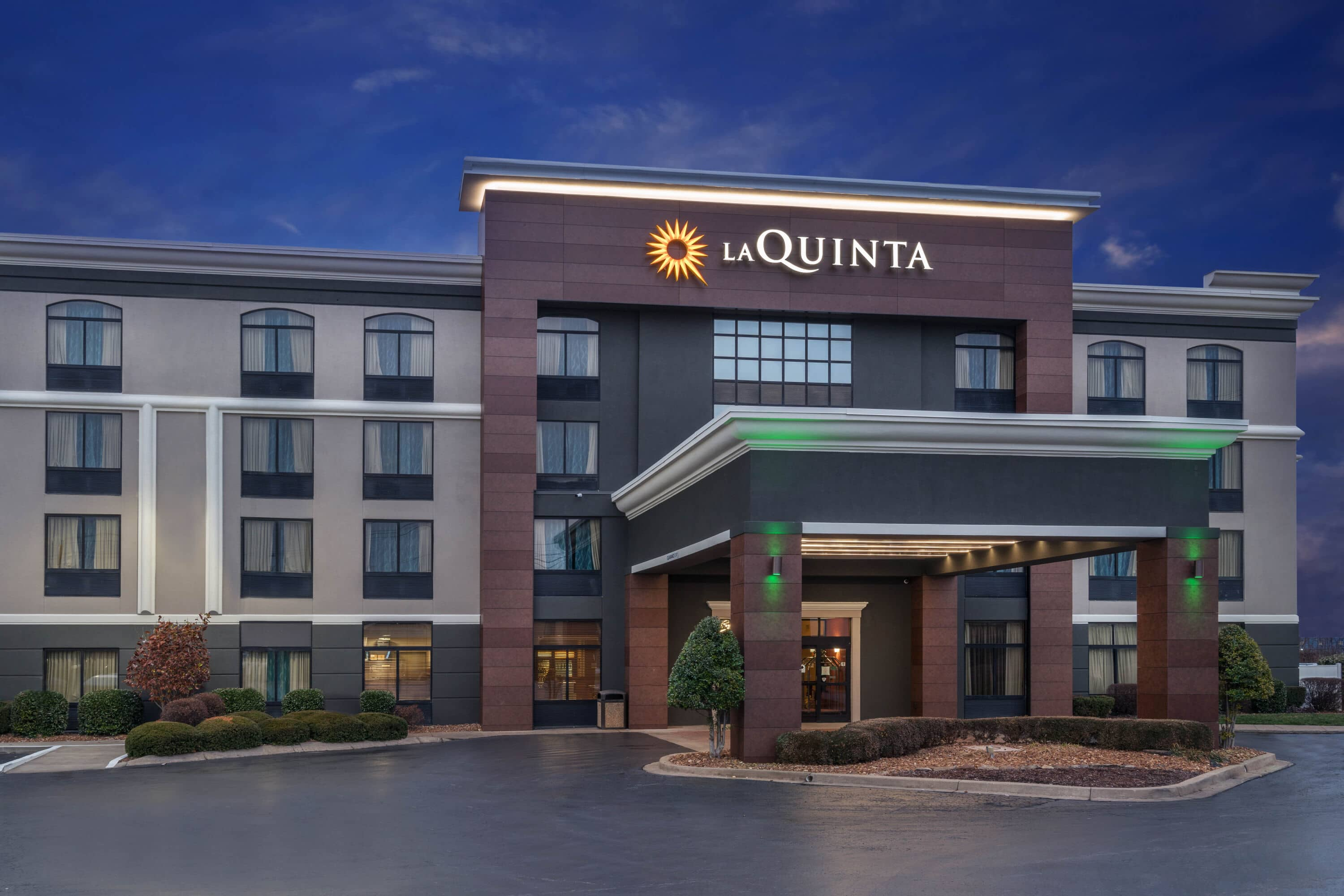 La Quinta Inn Suites By Wyndham Clarksville Clarksville TN Hotels   07827 Exterior Dusk 2 