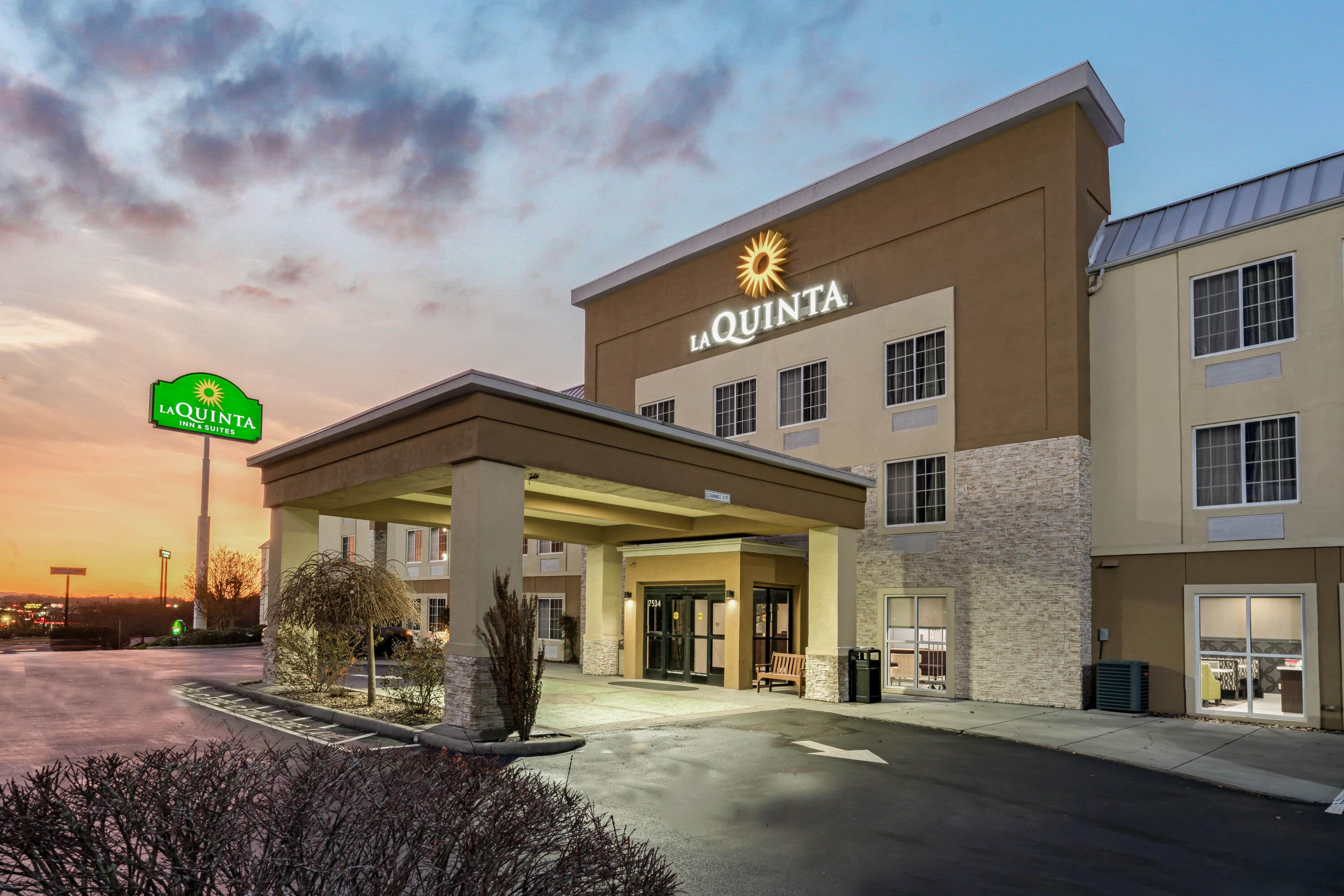 La Quinta Inn Suites By Wyndham Knoxville North I 75 Powell TN Hotels   53141 Exterior Dusk 2 