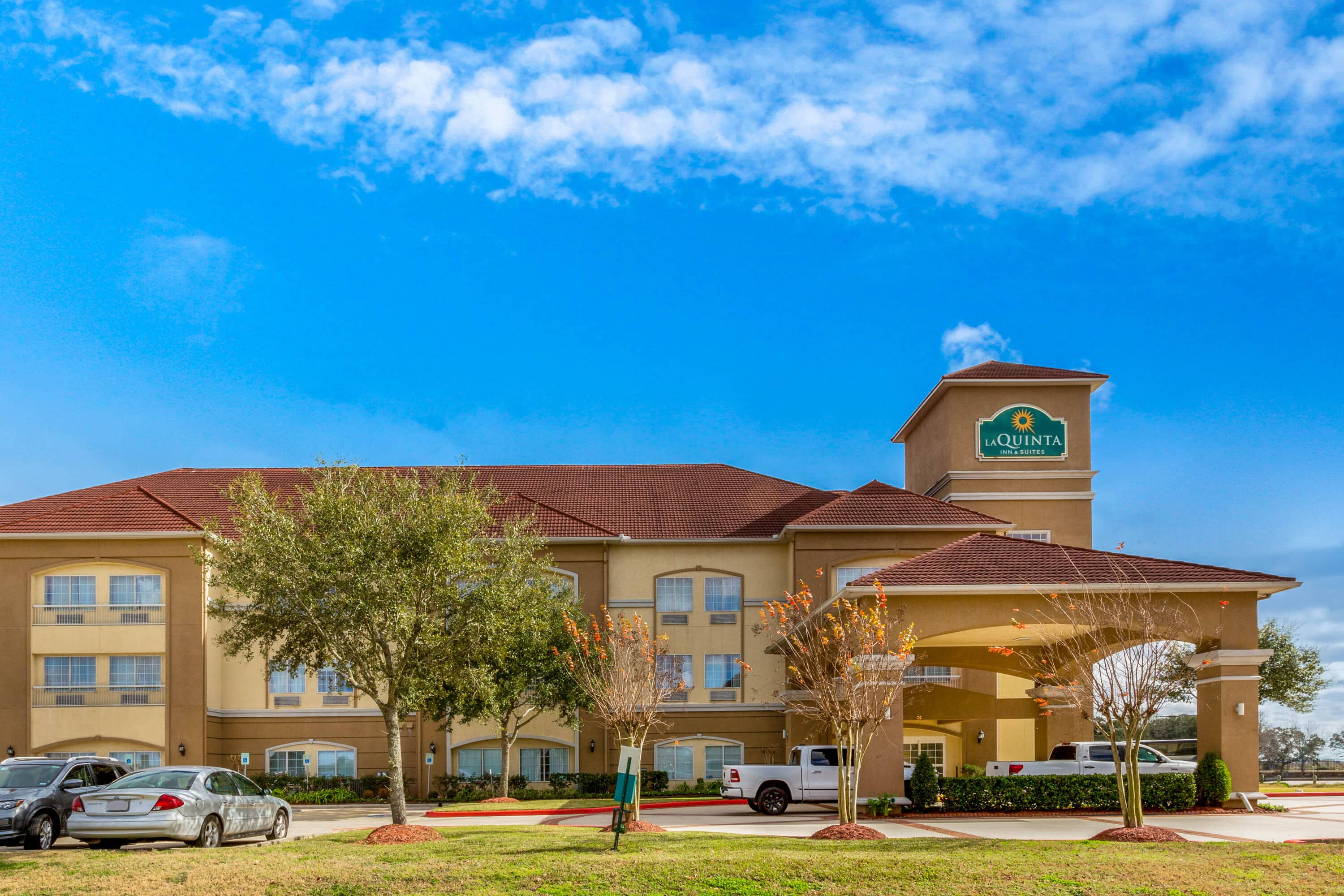 La Quinta Inn & Suites by Wyndham Angleton | Angleton, TX Hotels