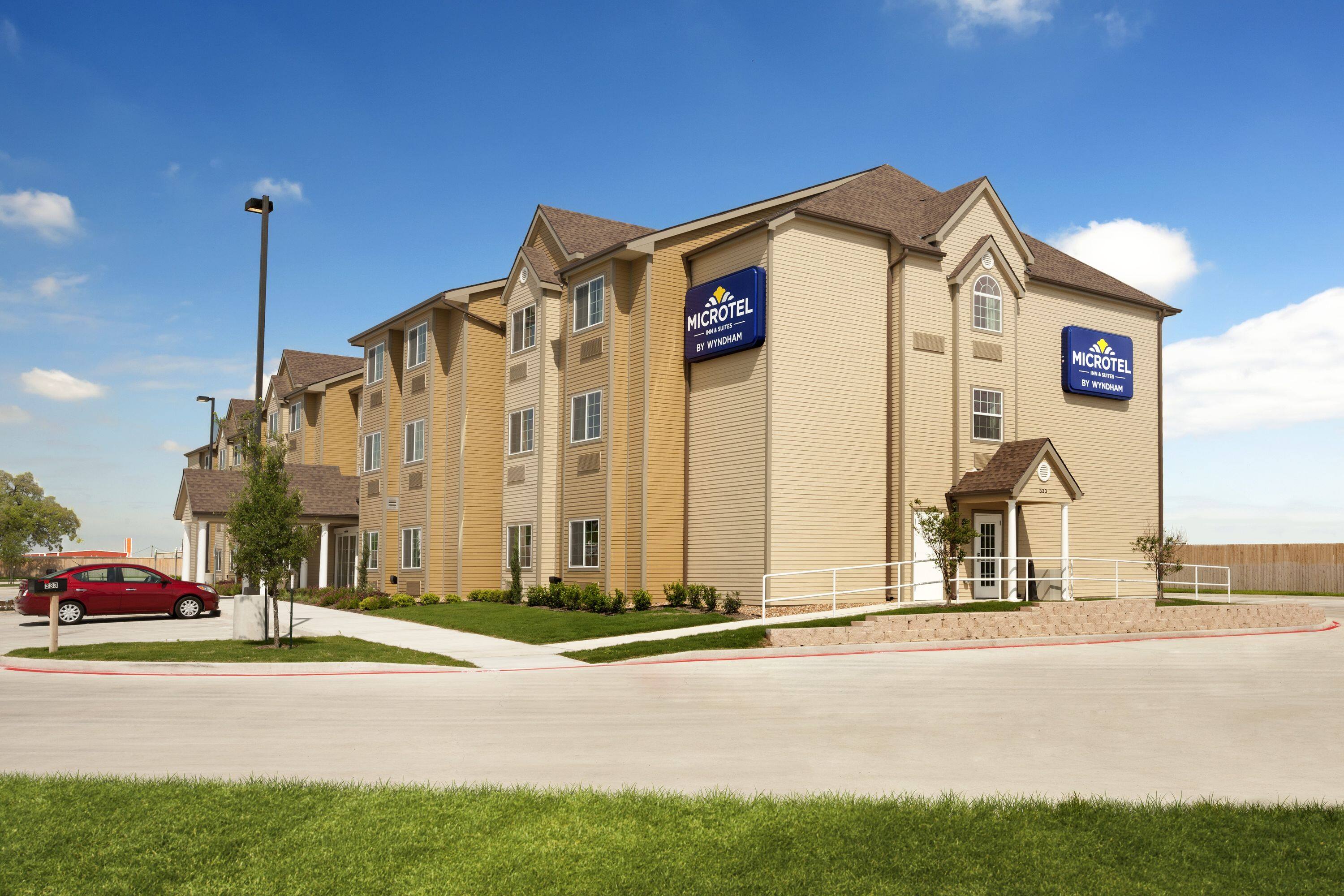 Microtel Inn & Suites by Wyndham Kenedy | Kenedy, TX Hotels
