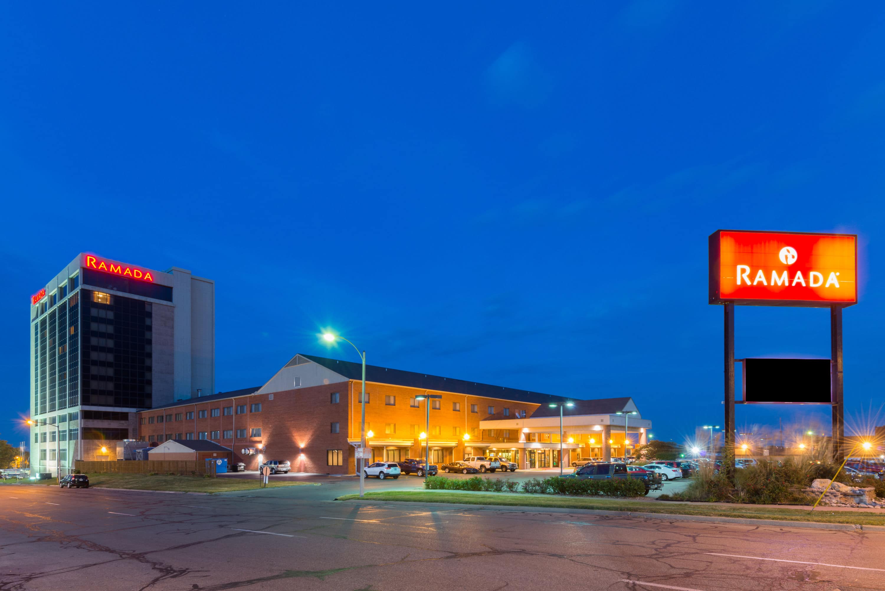 Ramada By Wyndham Topeka Downtown Hotel Convention Center Topeka   01040 Exterior View 2 