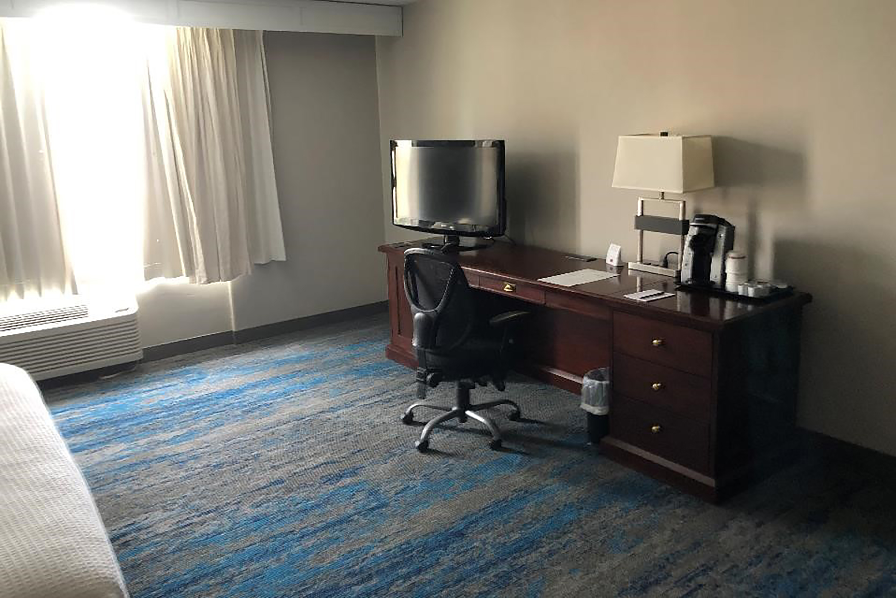 hotels in independence ohio with smoking rooms