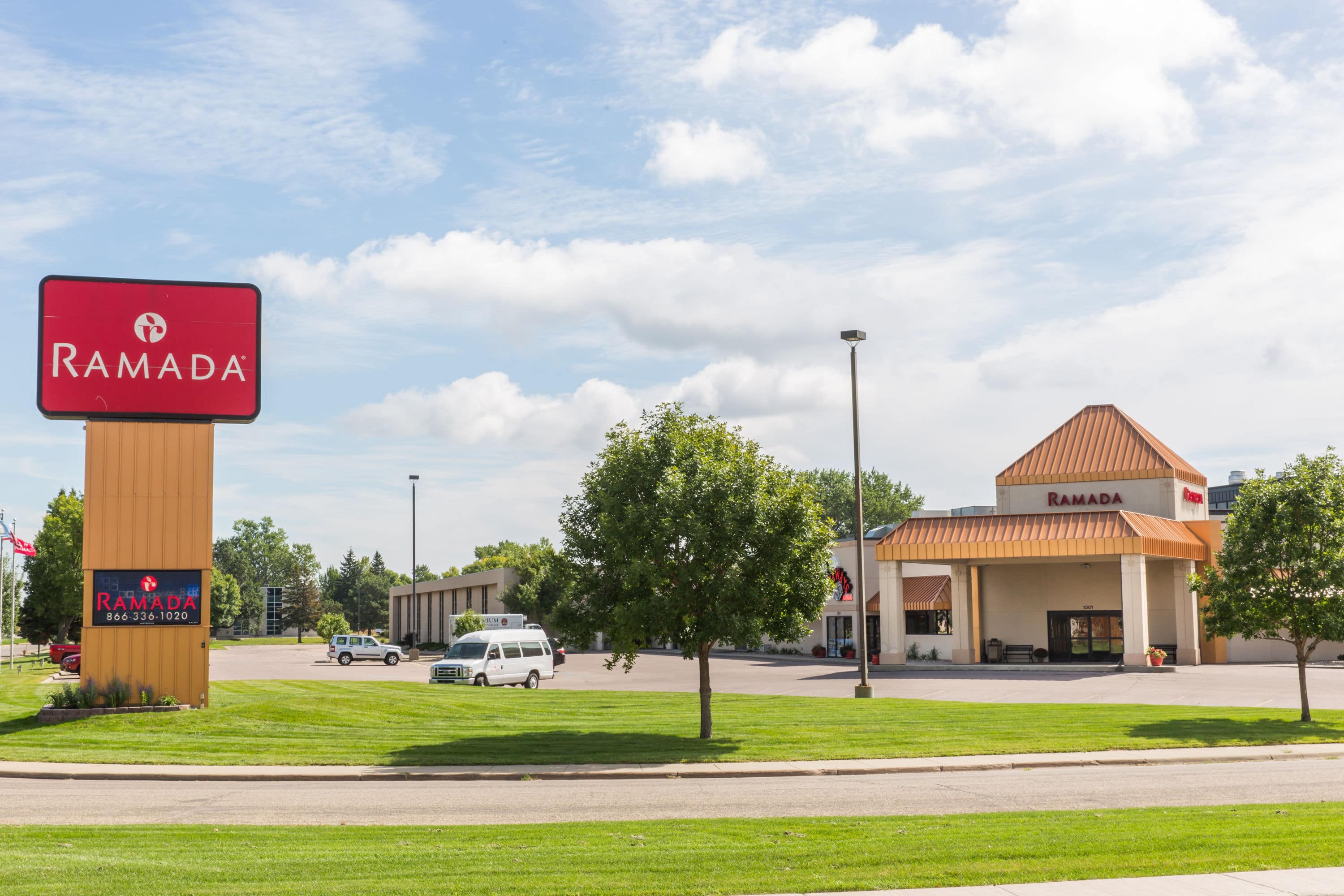 Ramada By Wyndham Sioux Falls Airport Hotel Suites Sioux Falls SD   07957 Exterior View 1 