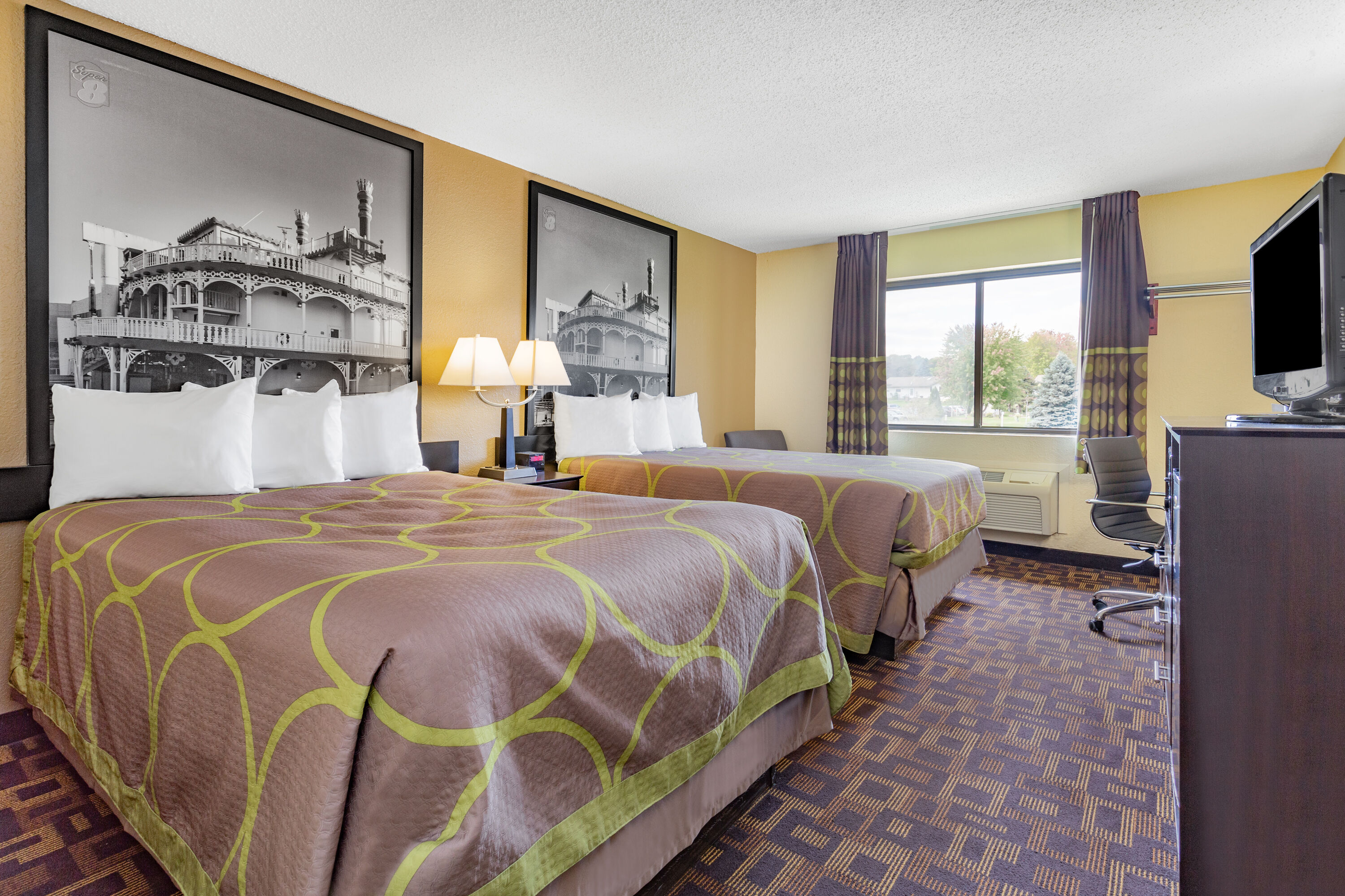 hotels in decorah iowa near luther college