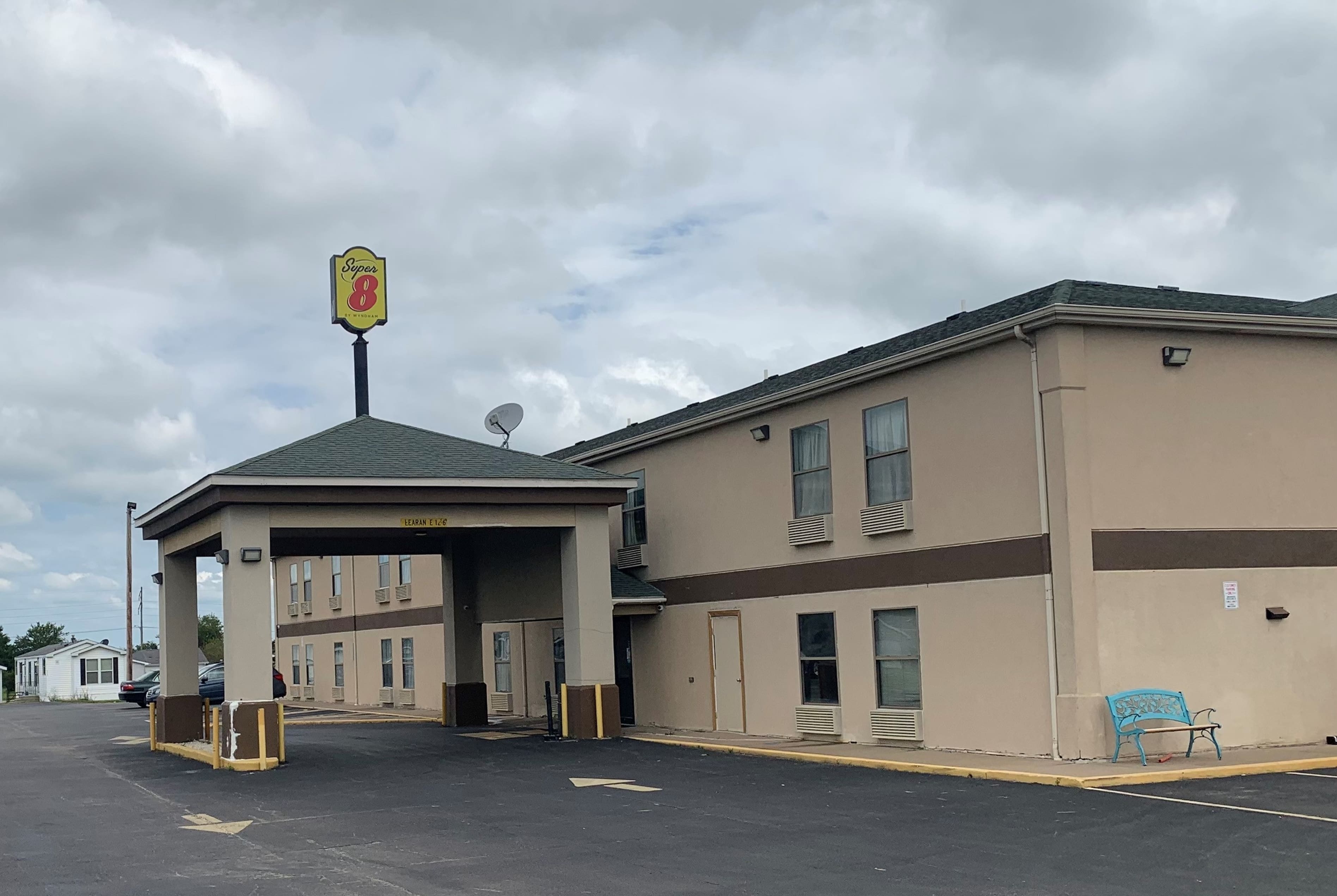 Super 8 by Wyndham Chenoa | chenoa, IL Hotels