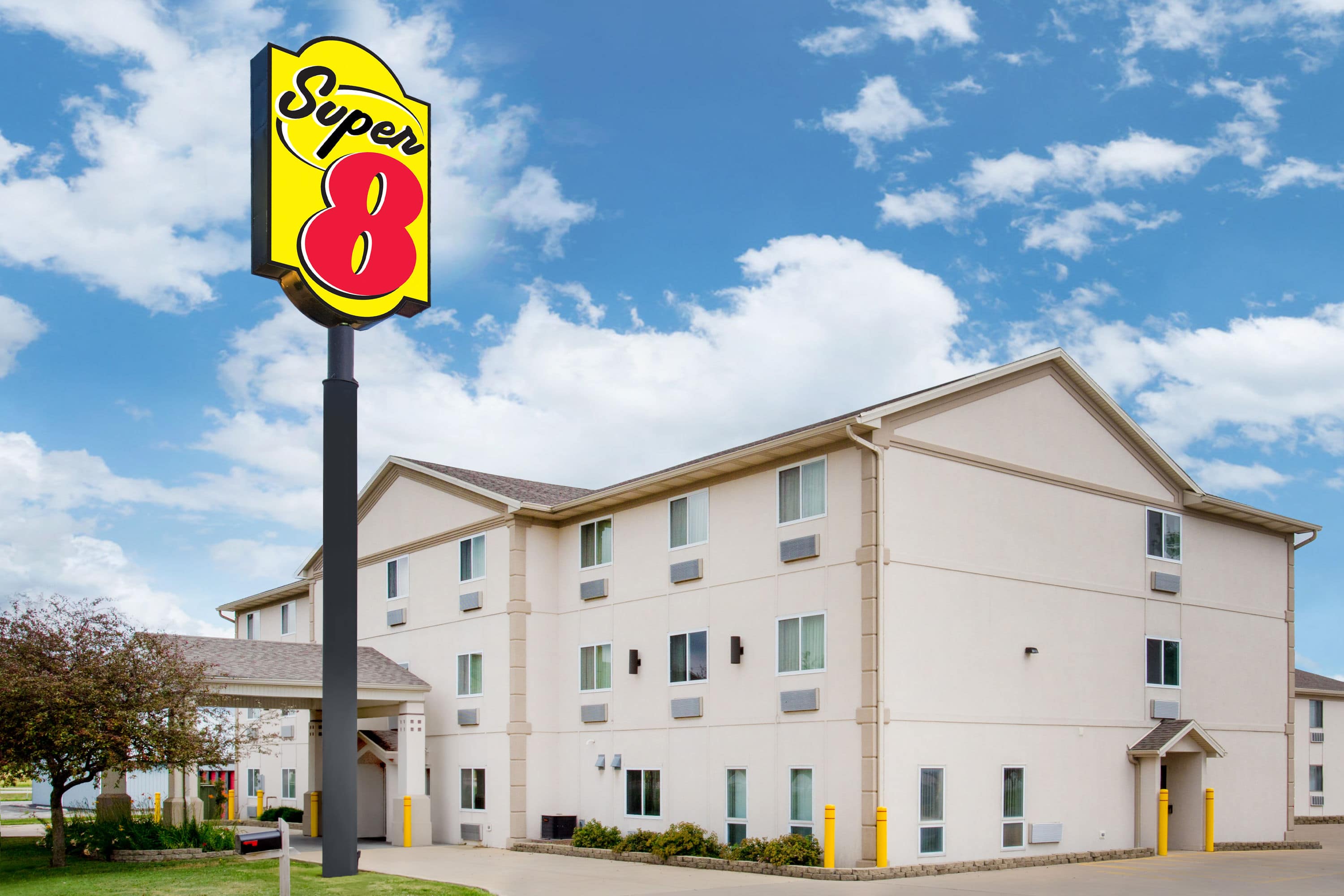 Super 8 by Wyndham El Paso IL | El Paso, IL Hotels