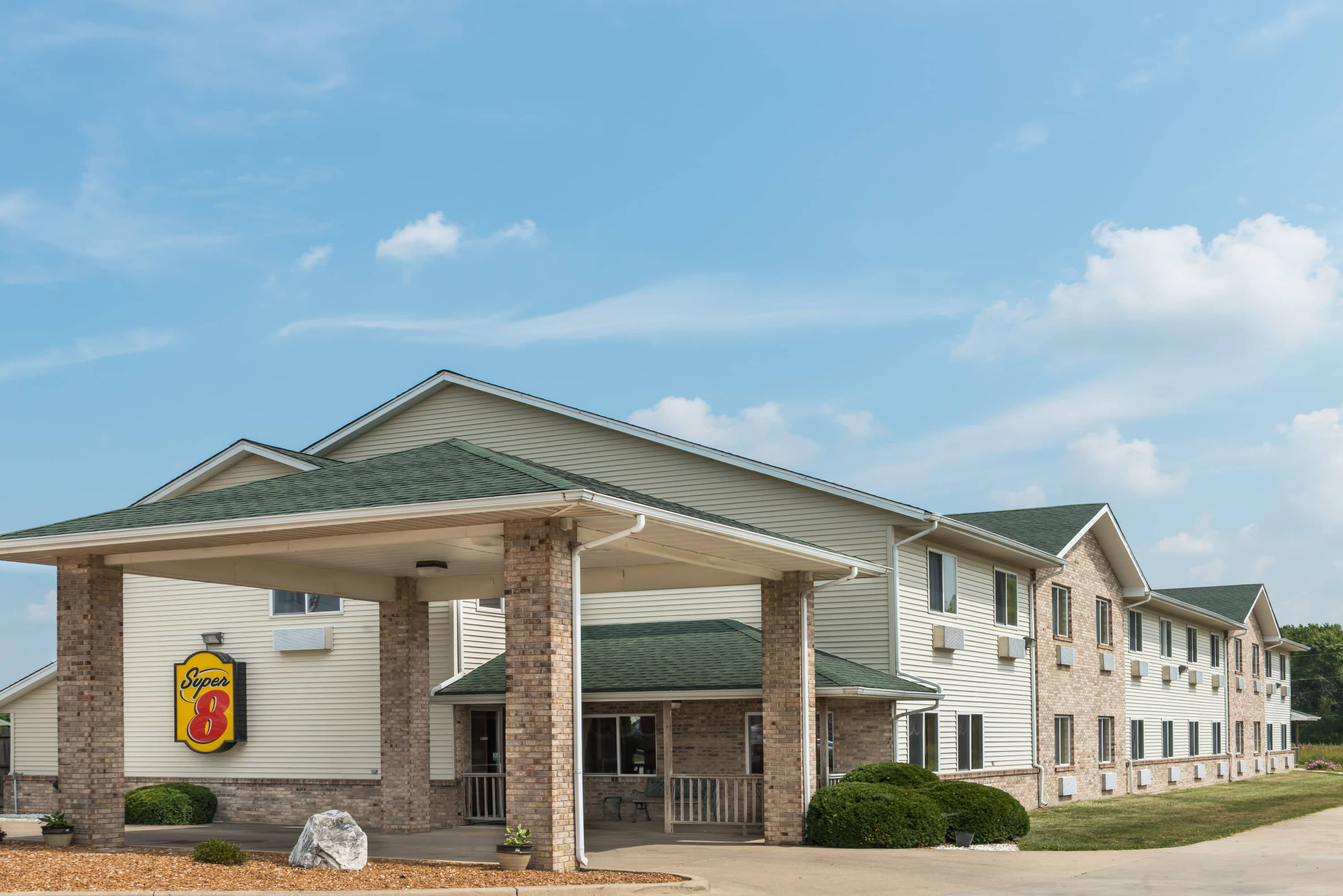 Super 8 by Wyndham Greenville | Greenville, IL Hotels