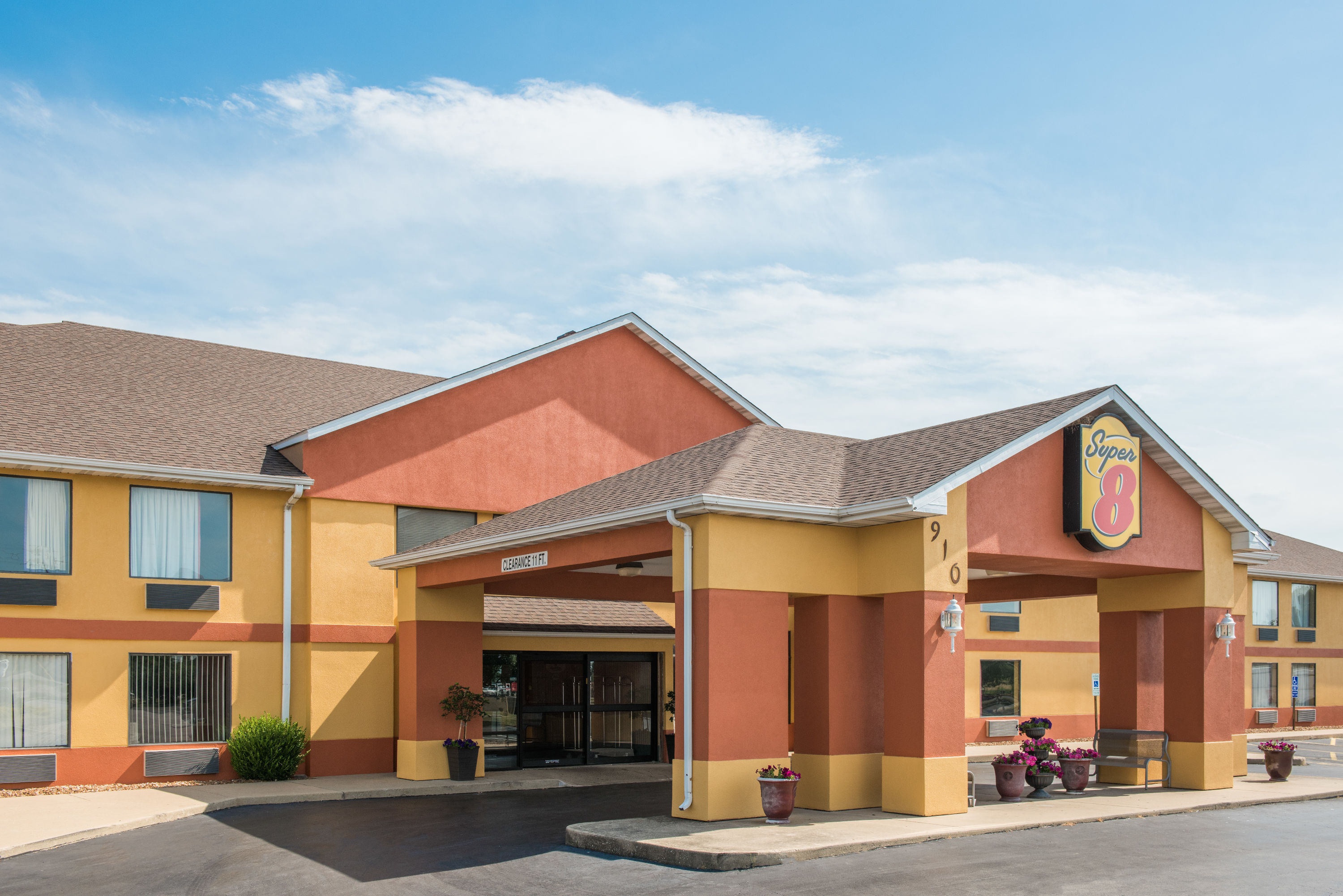 Super 8 By Wyndham Troy Il St Louis Area Troy Il Hotels