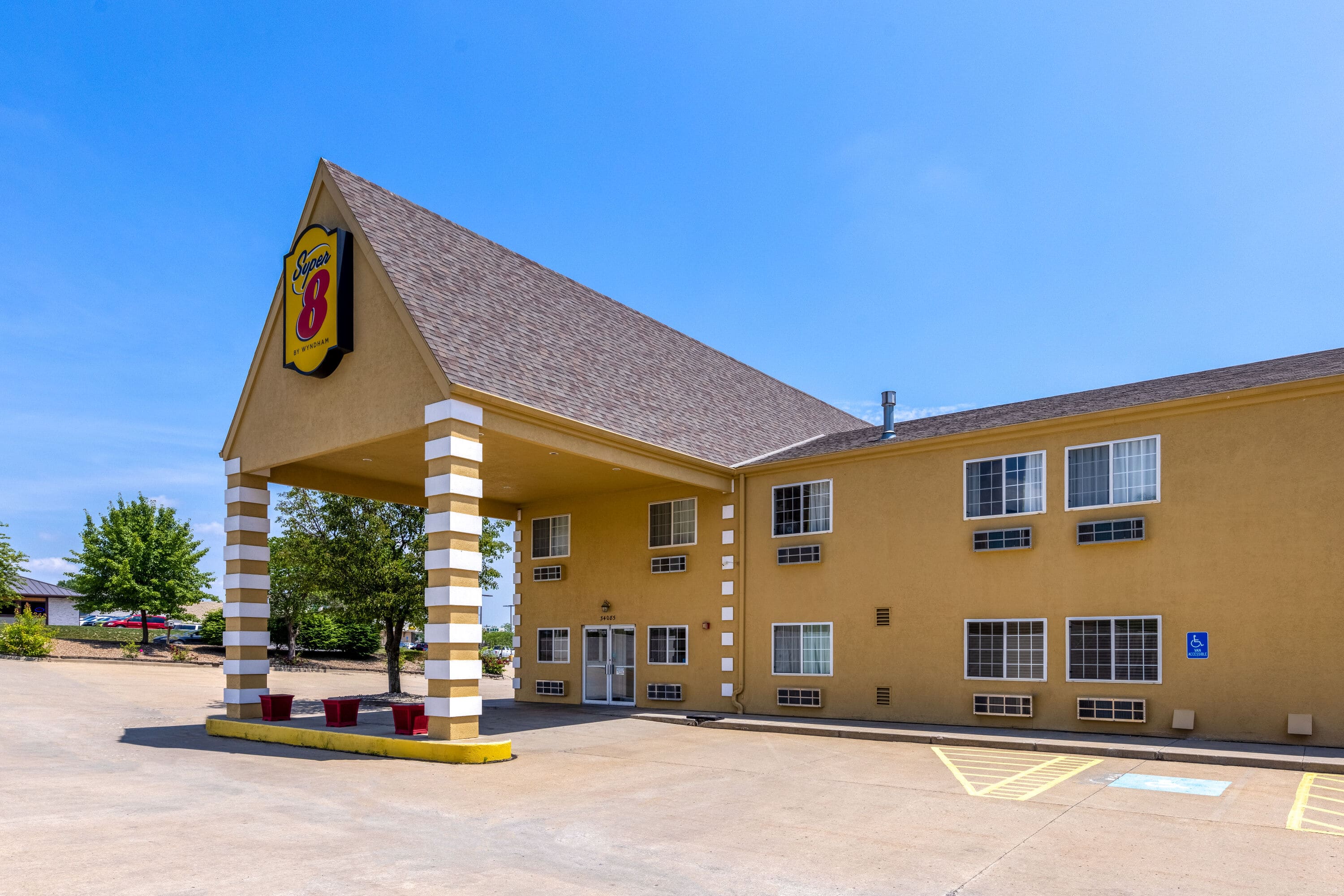 Super 8 by Wyndham De Soto | De Soto, KS Hotels