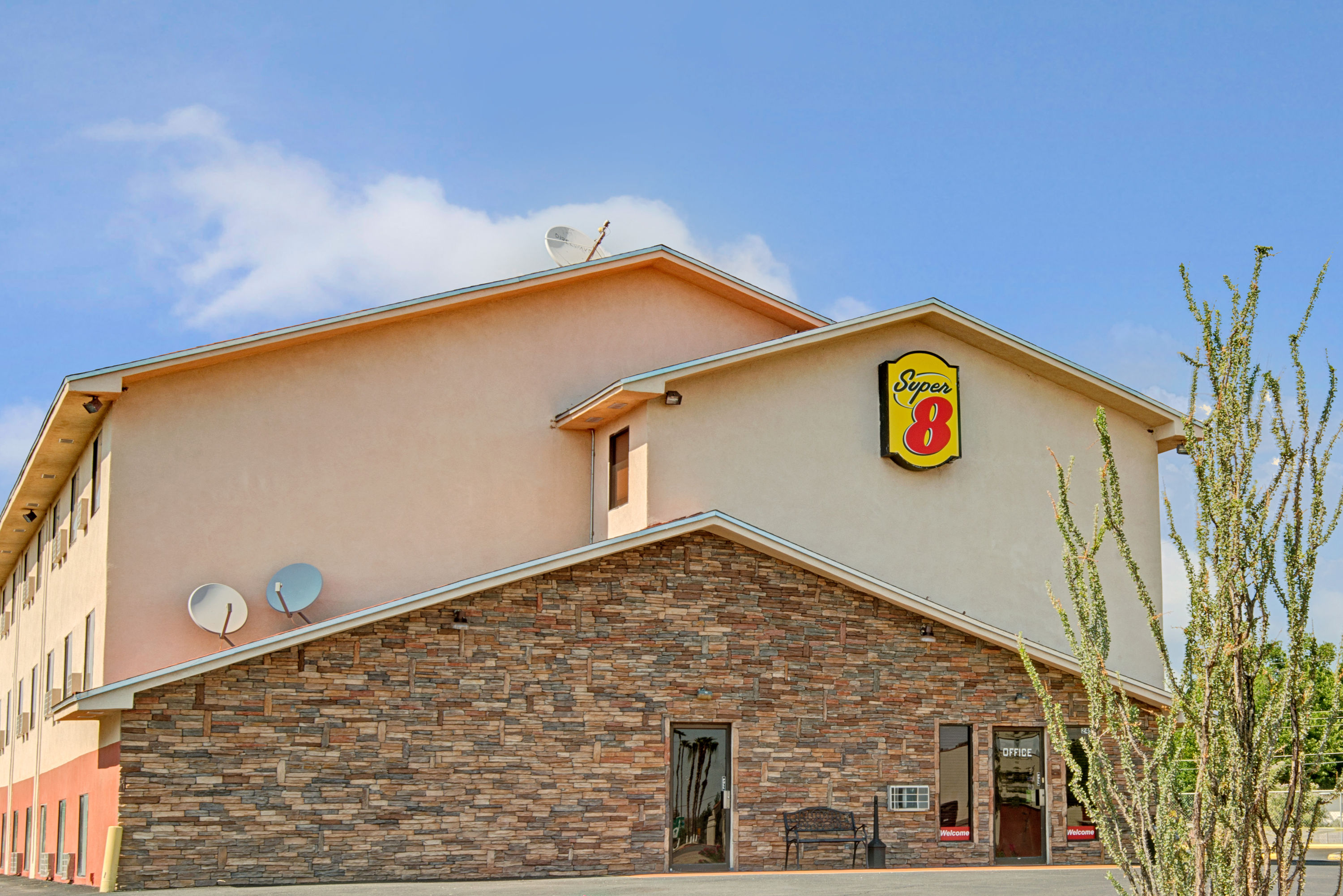 Super 8 By Wyndham Las Cruces La Posada Lane Las Cruces Nm Hotels