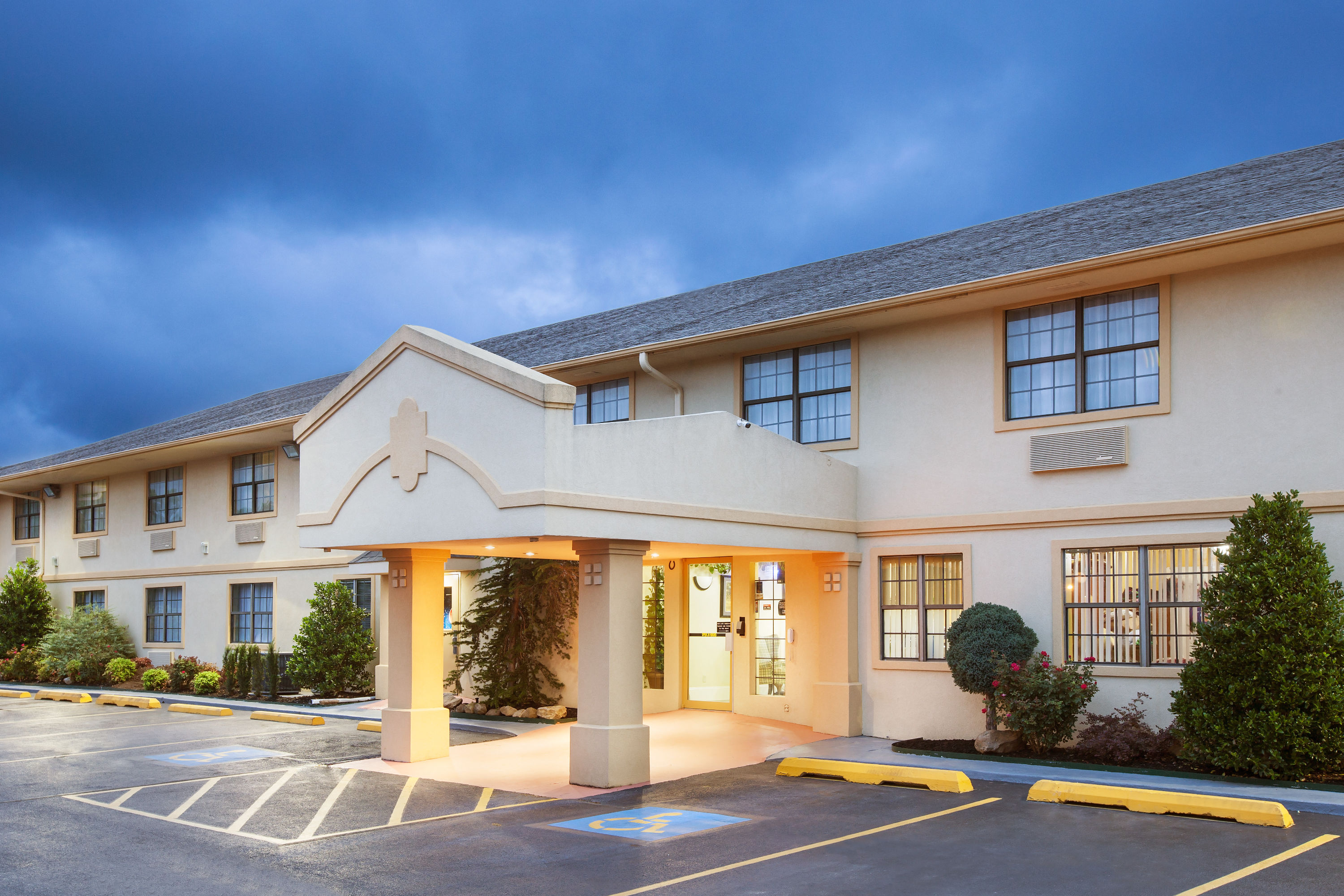 Super 8 by Wyndham Sulphur Sulphur, OK Hotels