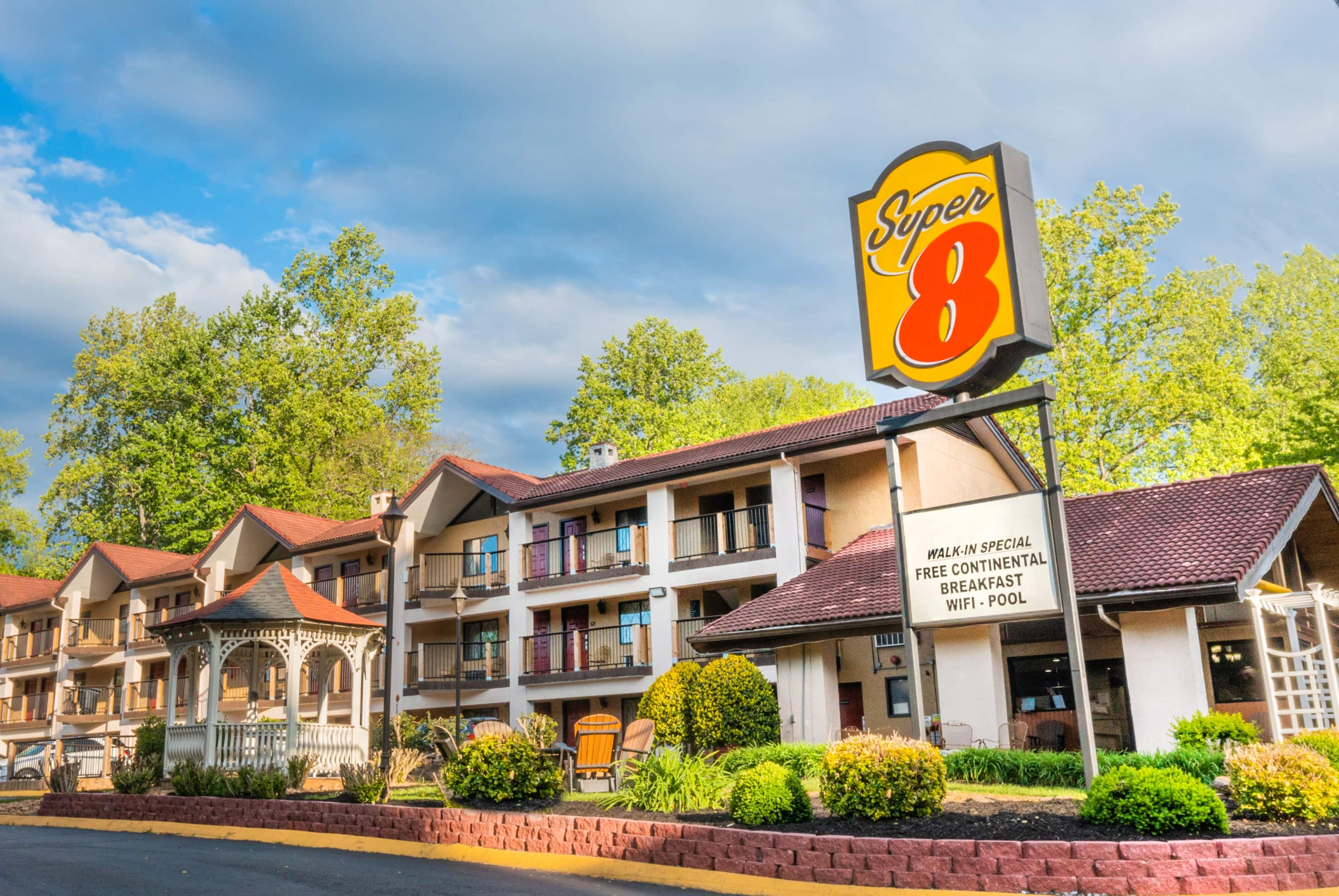 Super 8 by Wyndham Downtown Gatlinburg at Convention Center ...