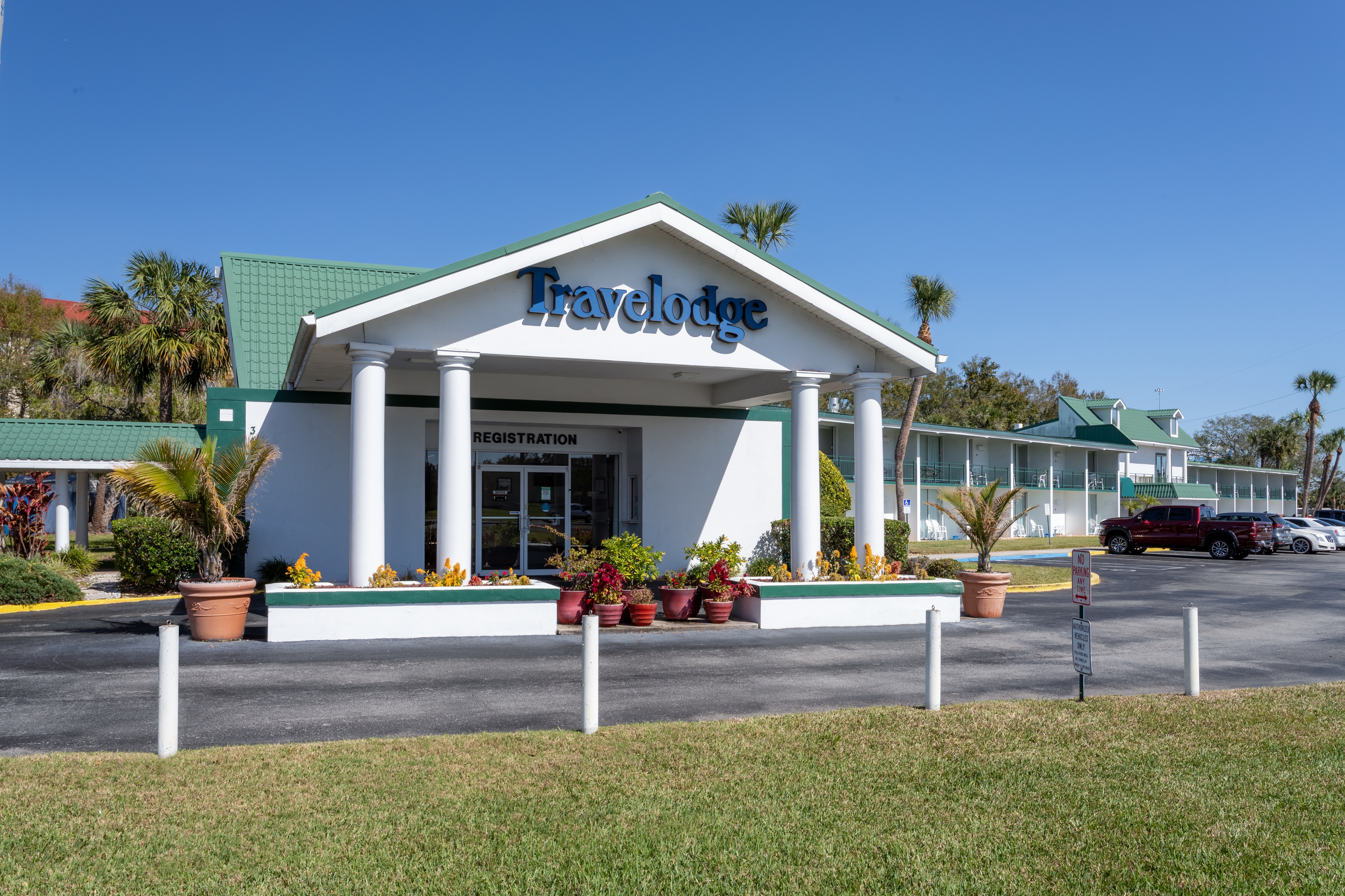 Exterior Day Image of Travelodge by Wyndham Lakeland hotel in Lakeland, Florida