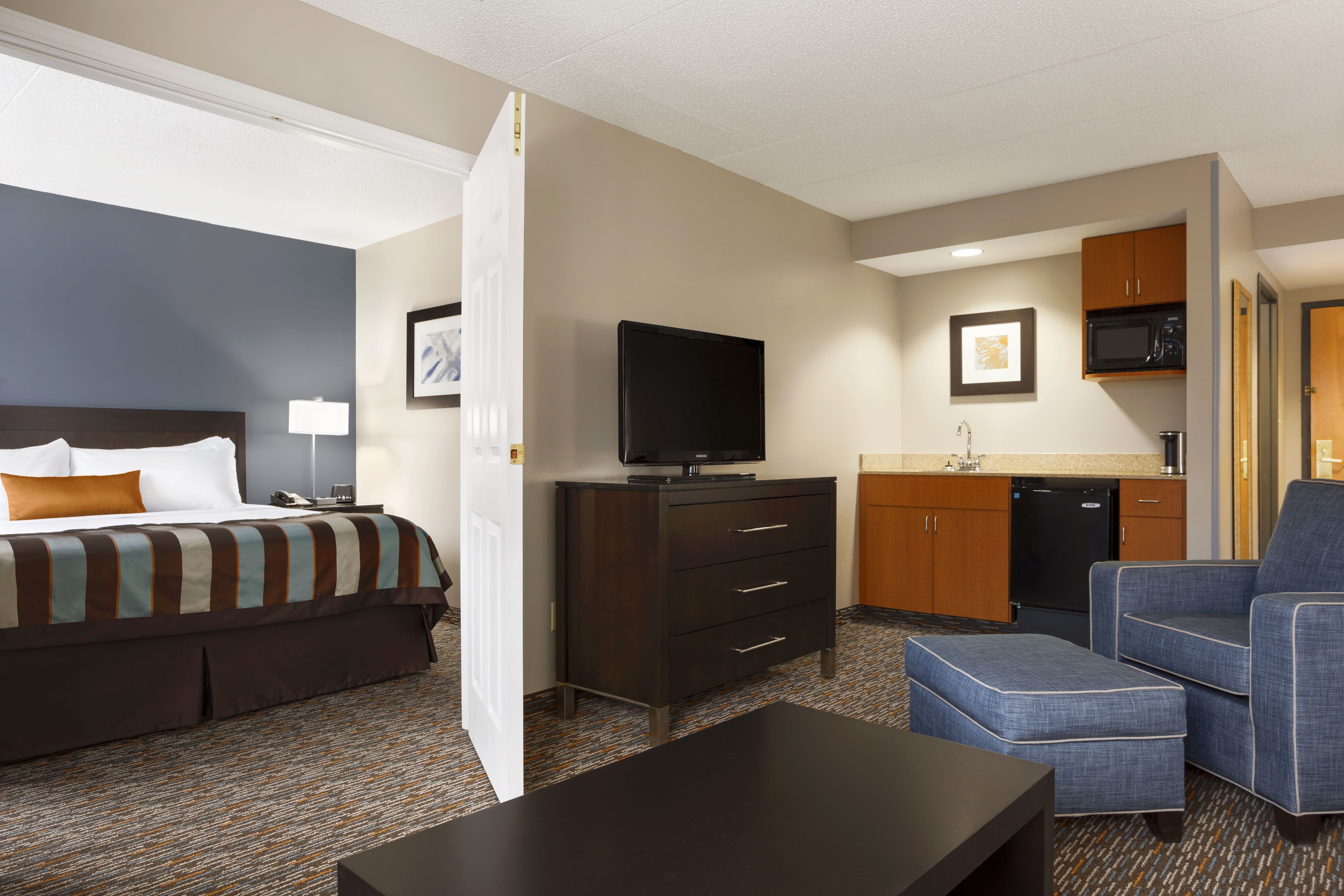 Wingate By Wyndham Sylvania Toledo Sylvania OH Hotels   30140 Suite 2 Room 6 