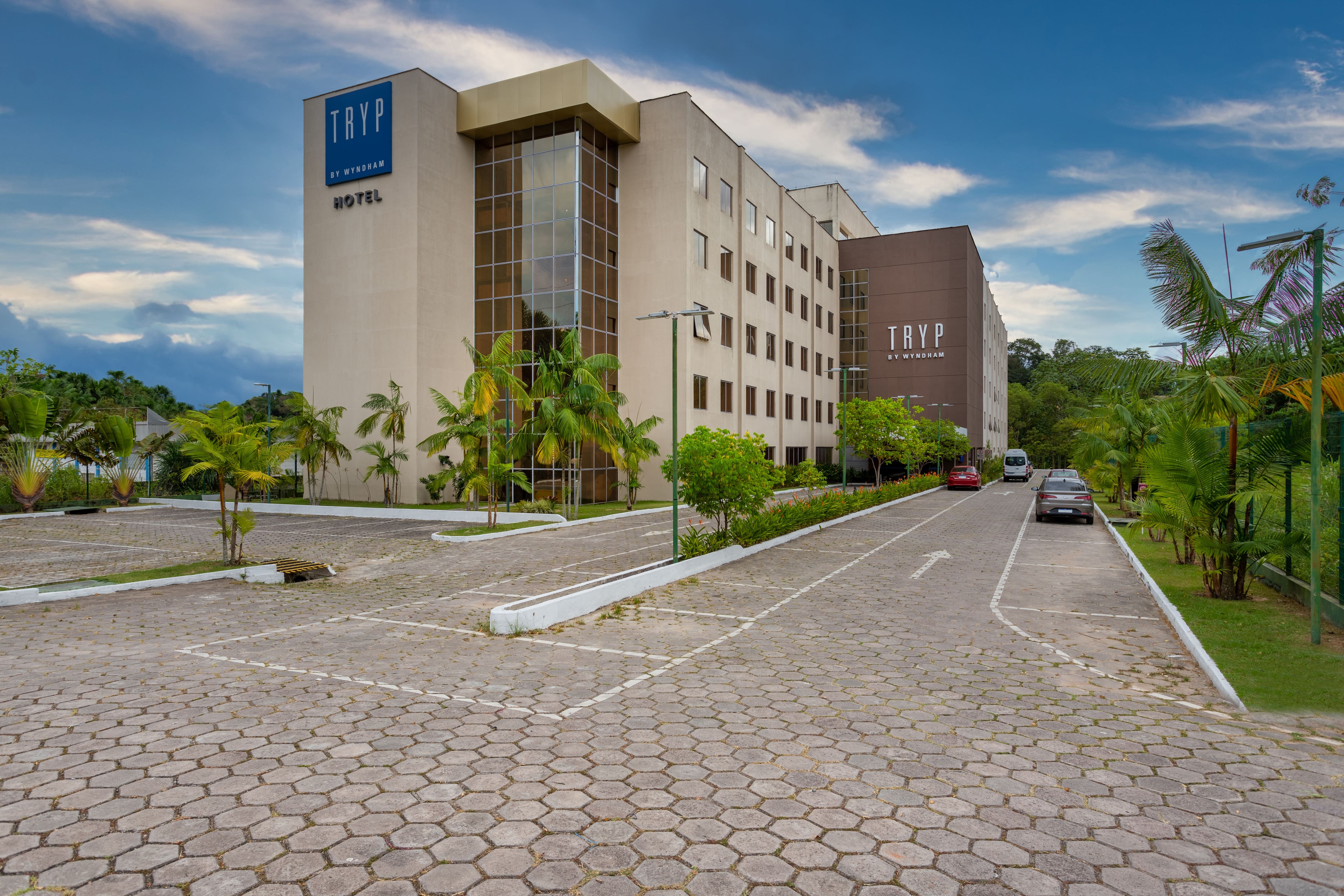 Manaus (1) and Tapajó s (2) study areas and their location in